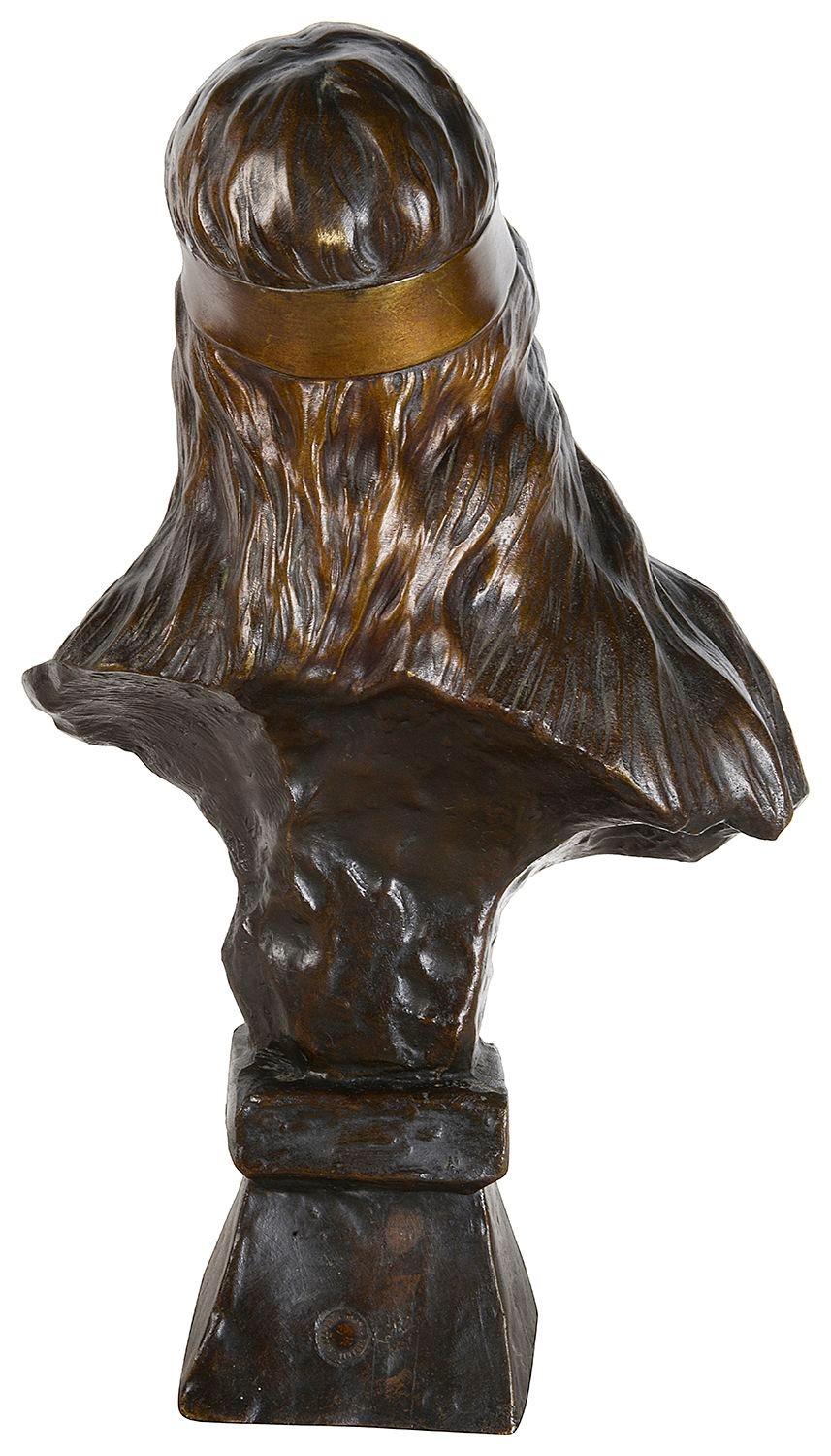 Bronzo Busto in bronzo di una ragazza boema, 1920 in vendita