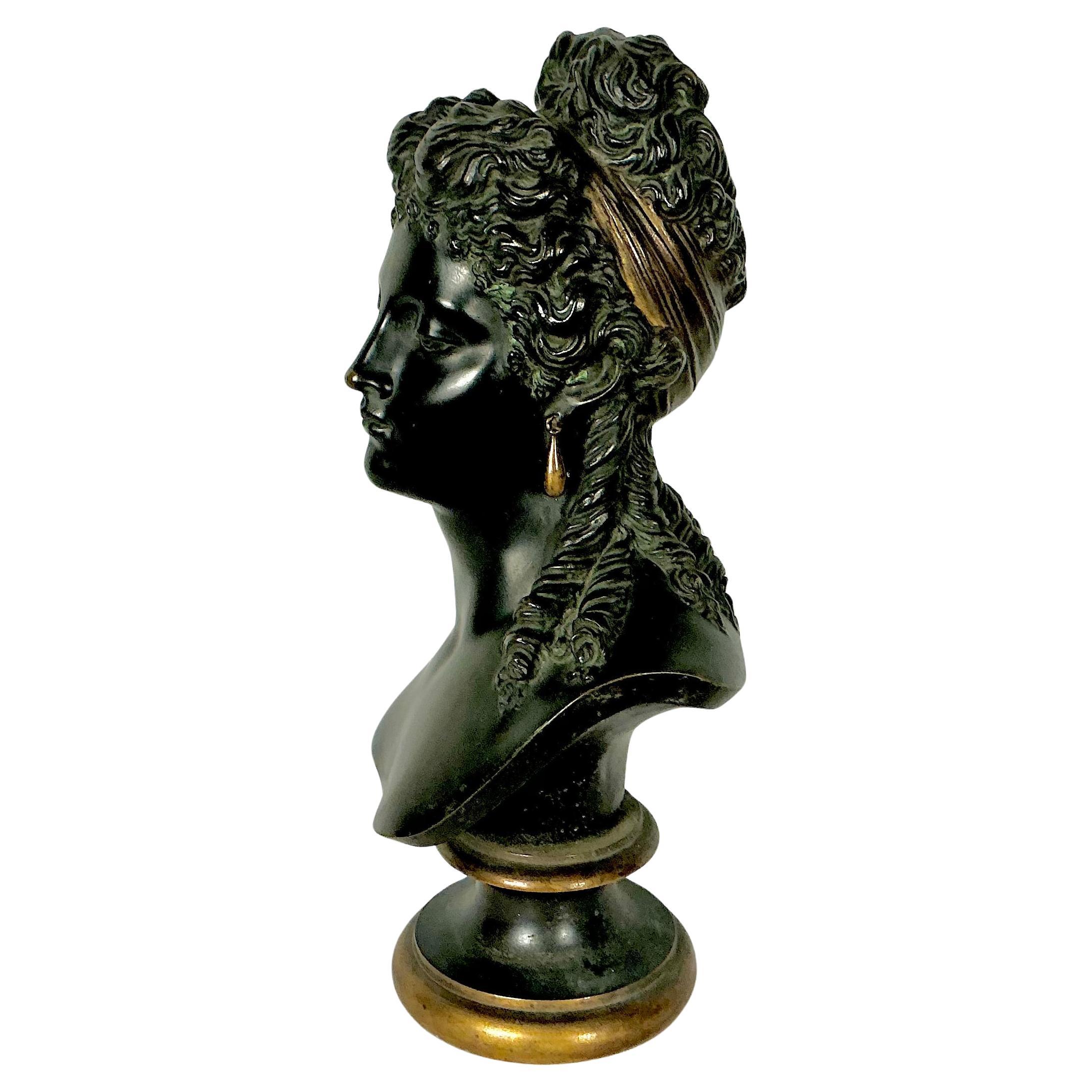 italien Buste en bronze d'une figure féminine classique en vente