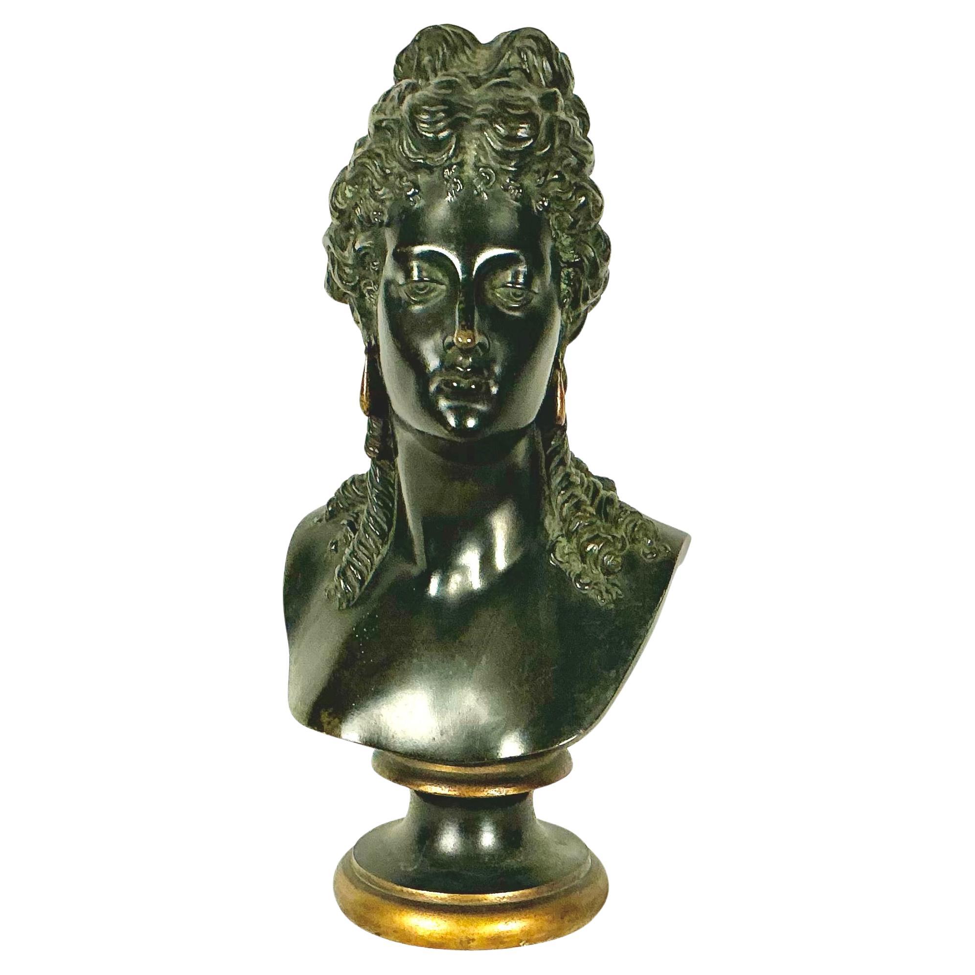 Buste en bronze d'une figure féminine classique en vente 2