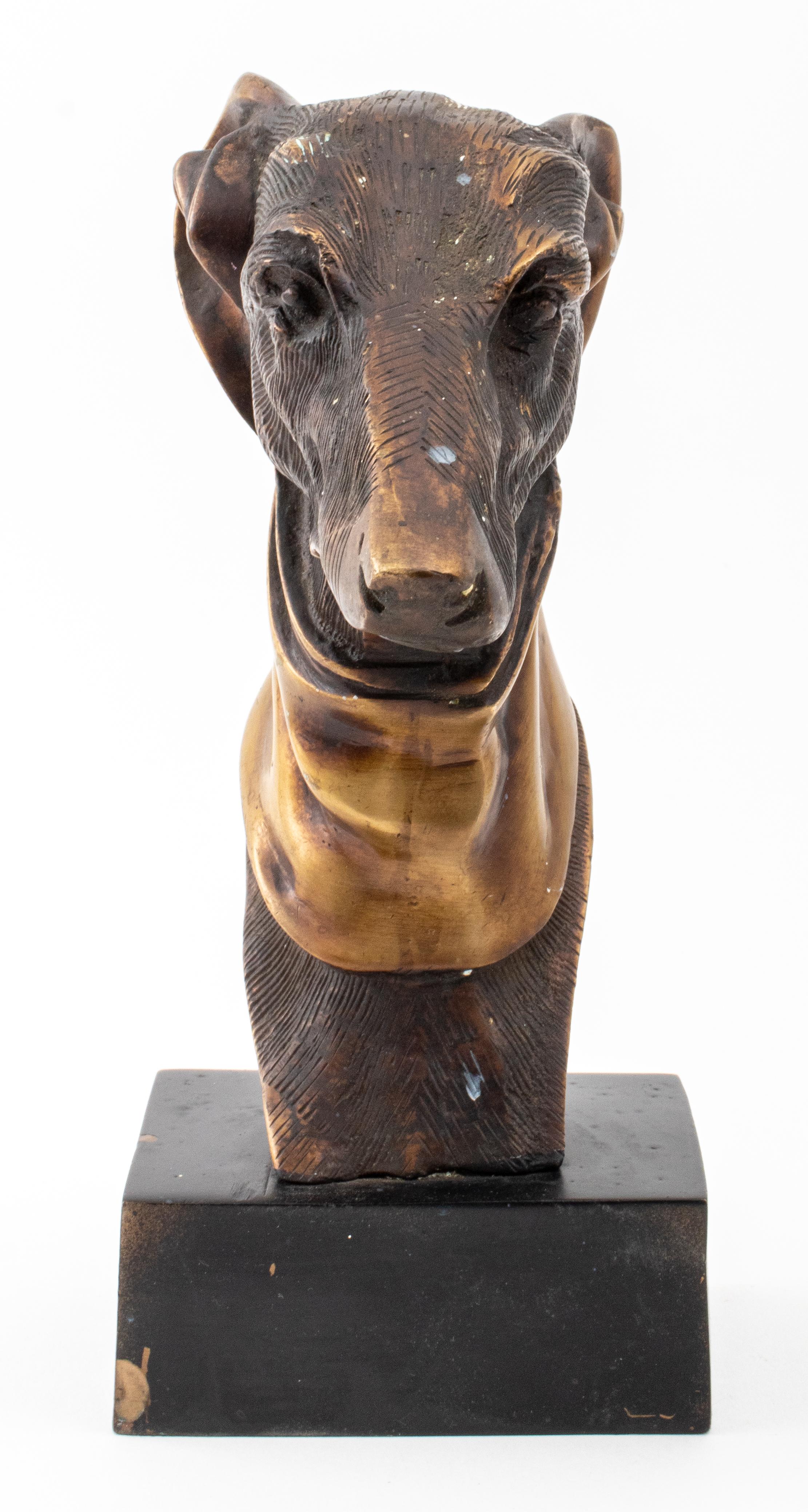 Buste en bronze d'un chien lévrier, non signé. Mesures : 9