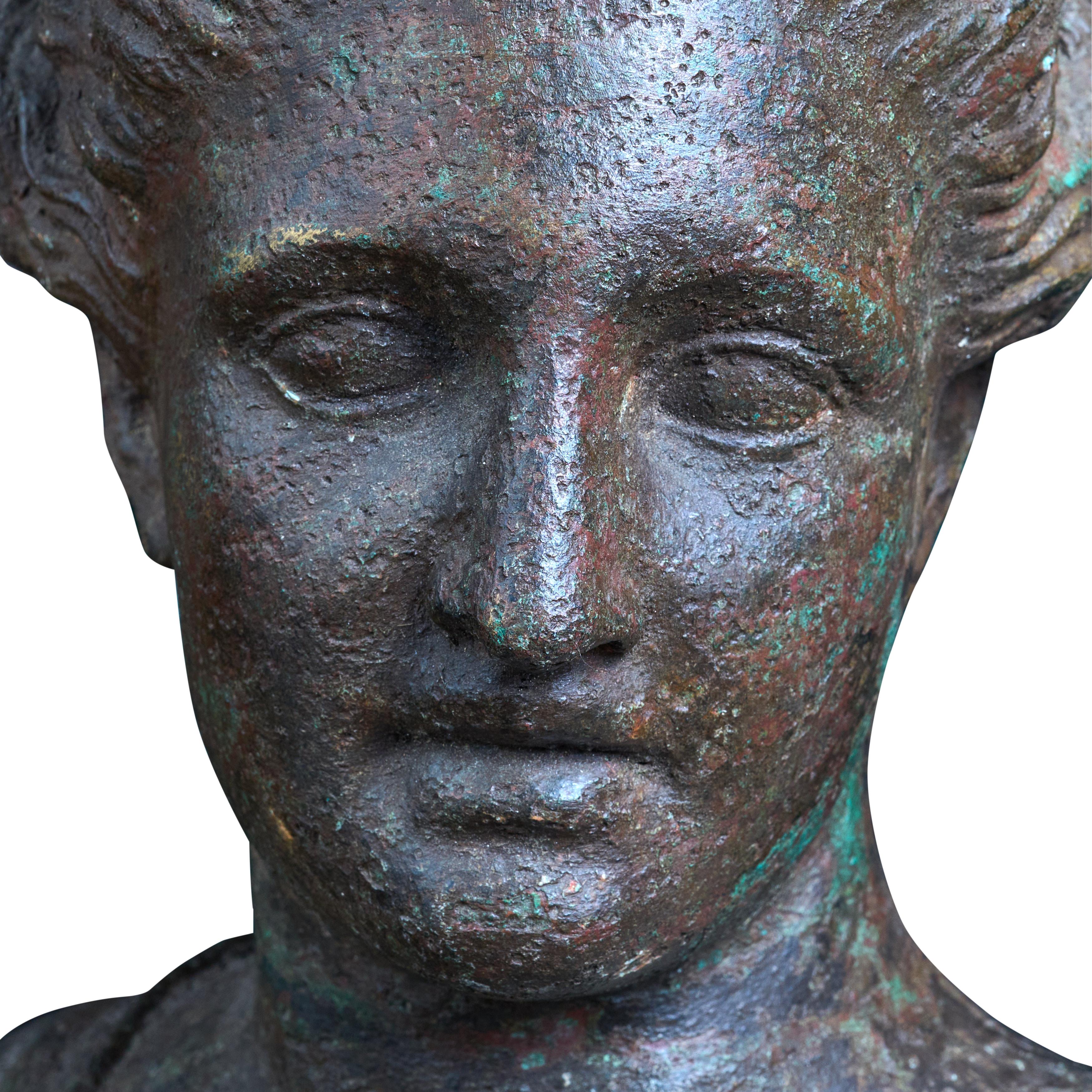 Buste en bronze d'une dame classique avec nouvelle base personnalisée.
