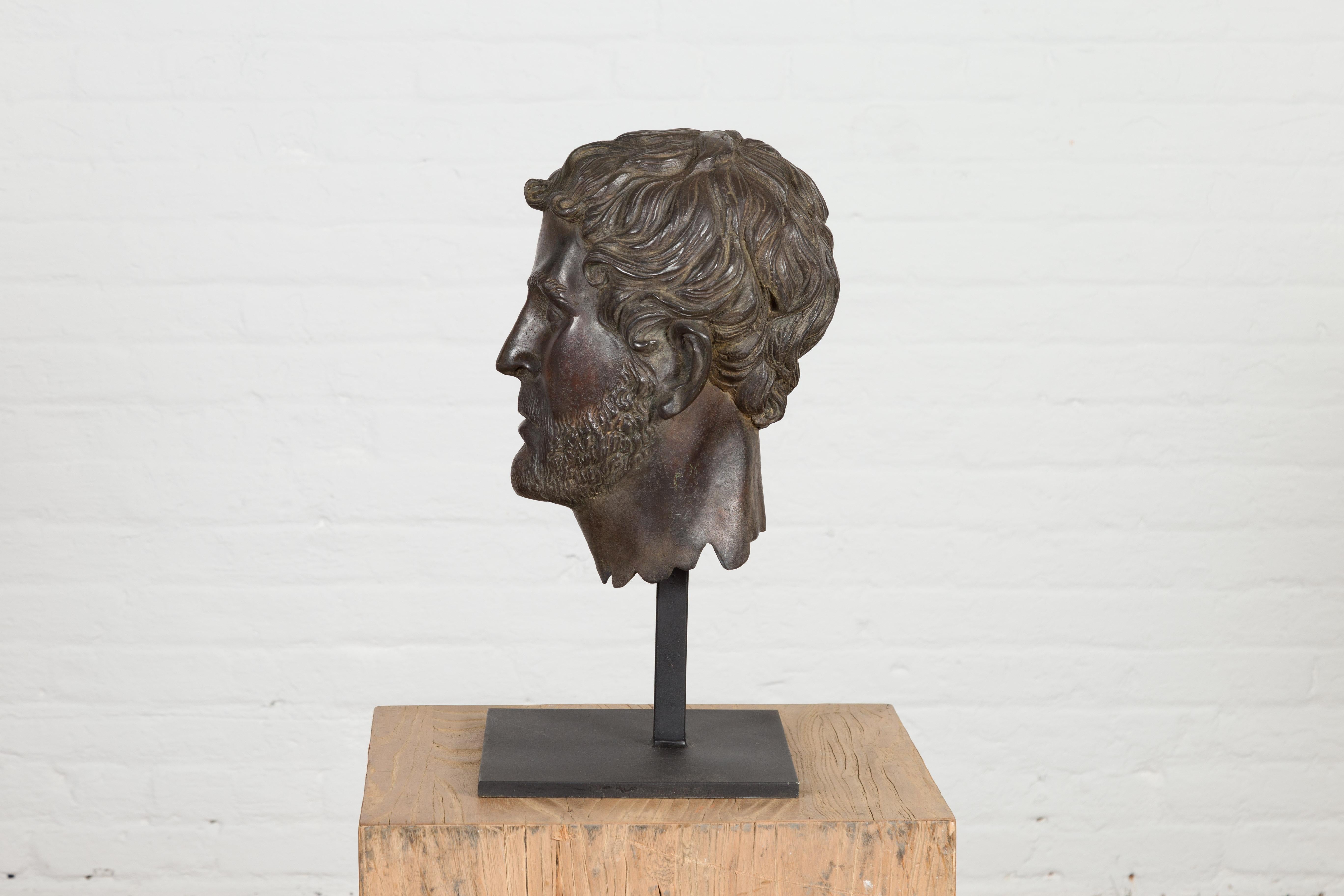 Sculpture de tête de table en bronze Greco Roman en vente 8