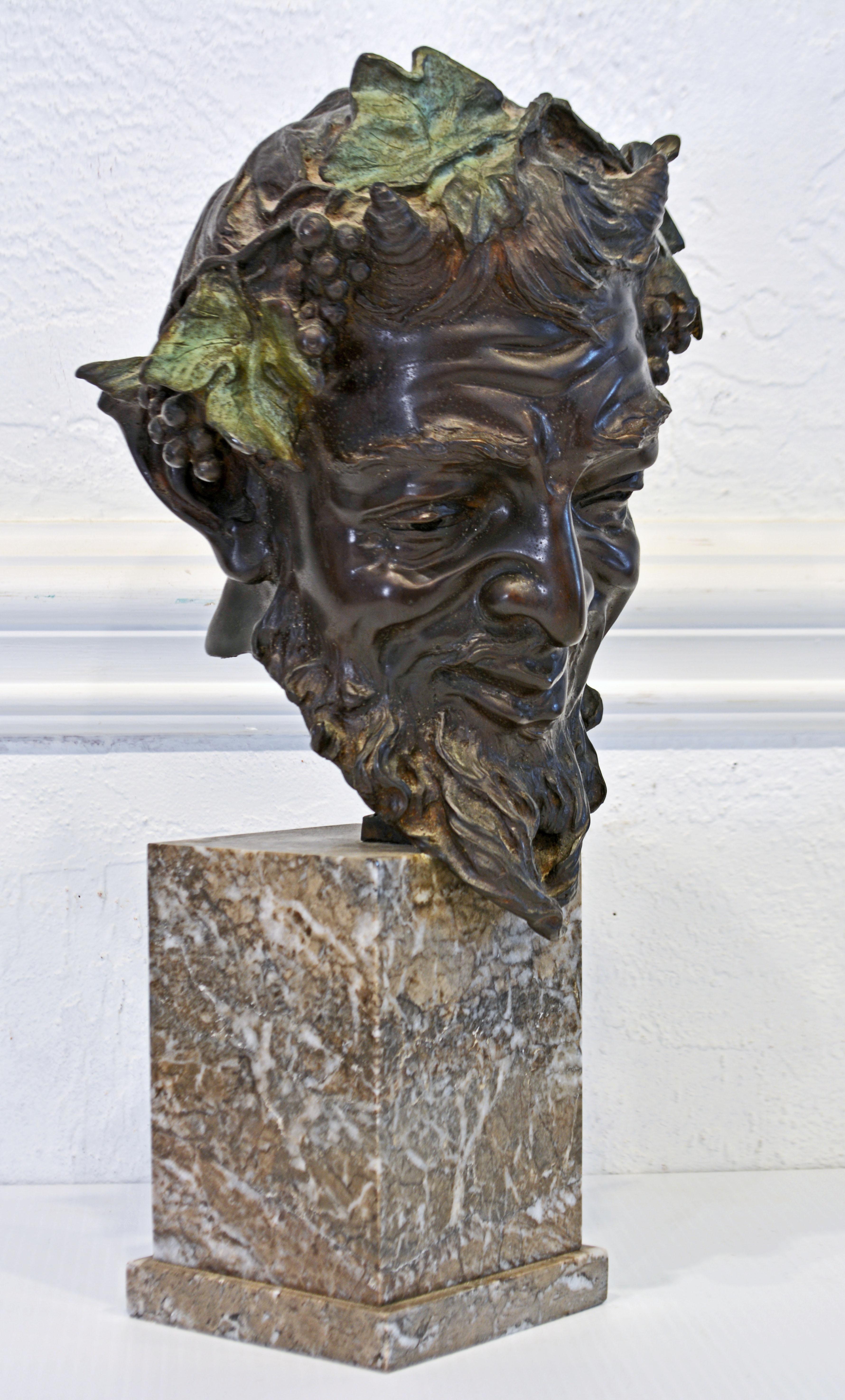 italien Buste en bronze d'un satyre souriant de Vincenzo Gemito sur socle en marbre, fin du 19ème siècle