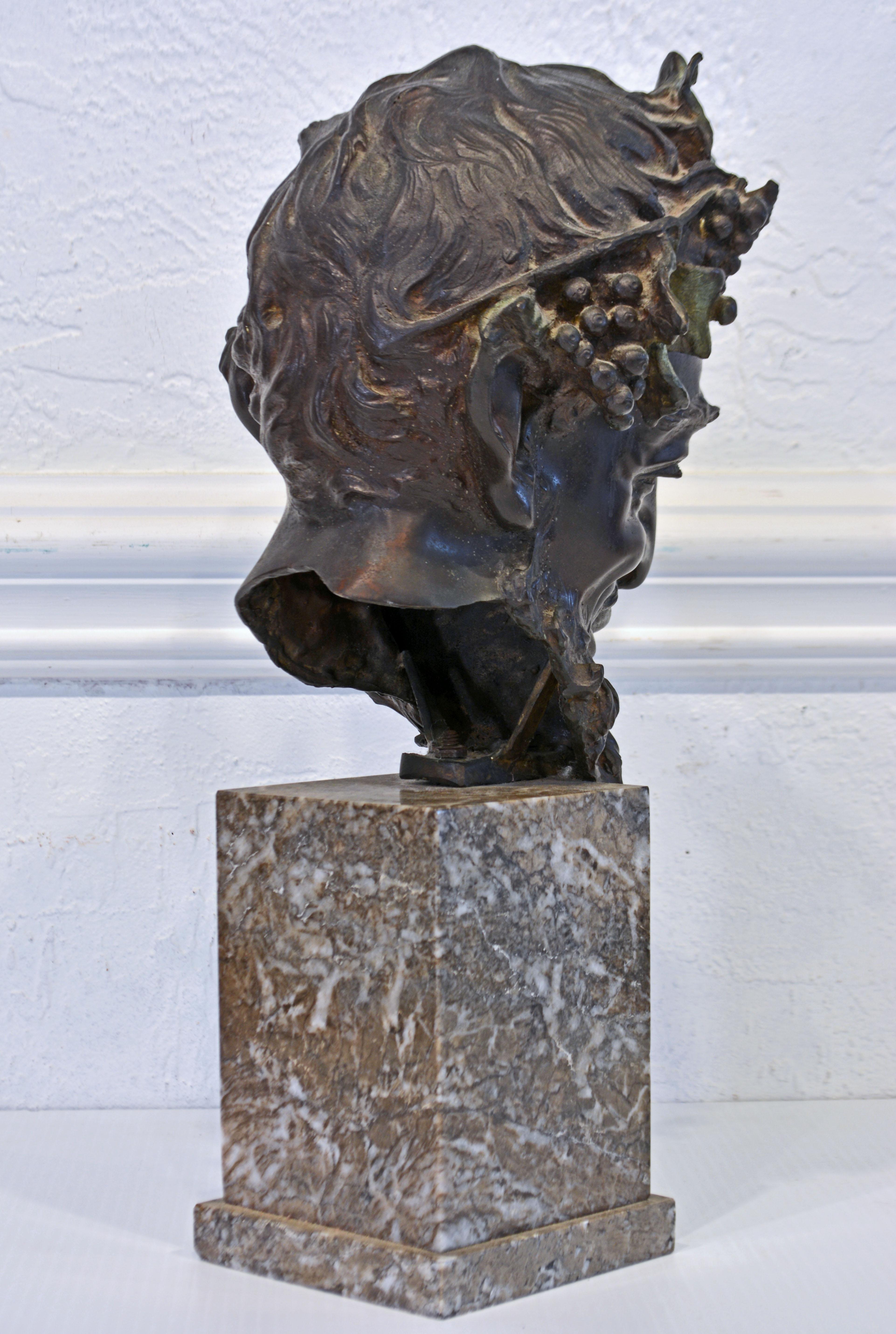 Bronze Buste en bronze d'un satyre souriant de Vincenzo Gemito sur socle en marbre, fin du 19ème siècle