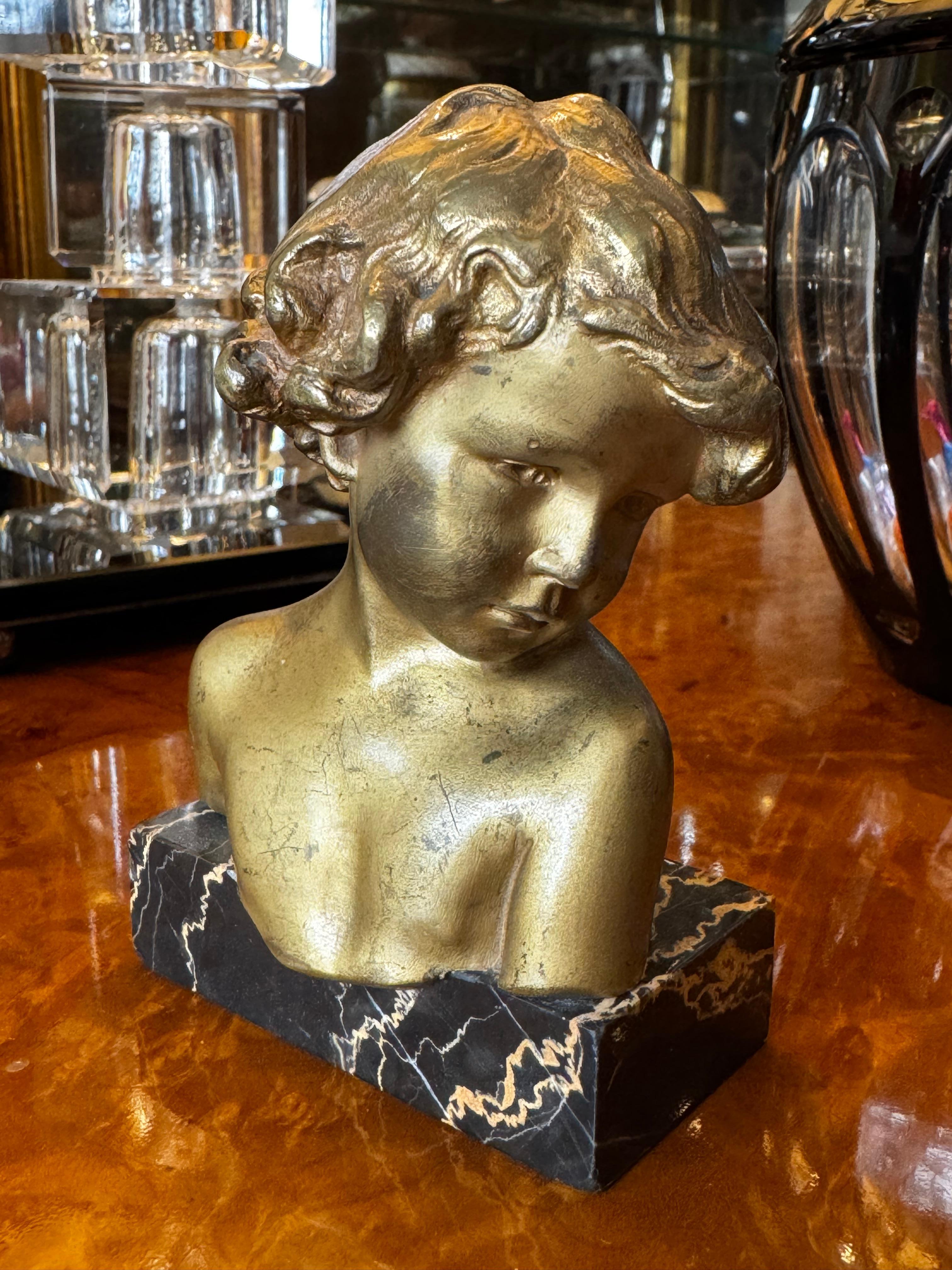 Francese Busto in bronzo di una giovane ragazza di Jean Marie Camus, 1903, con base in marmo Portoro in vendita