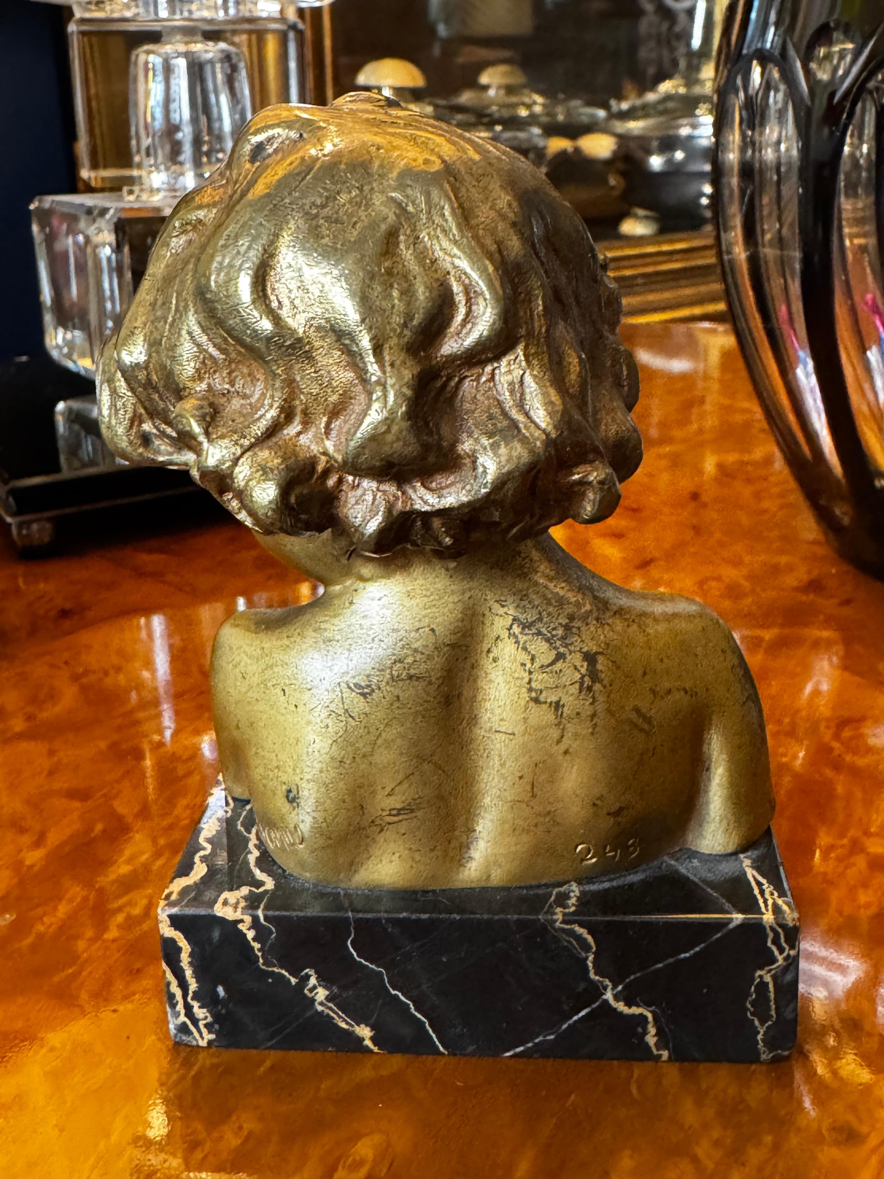 Dorato Busto in bronzo di una giovane ragazza di Jean Marie Camus, 1903, con base in marmo Portoro in vendita