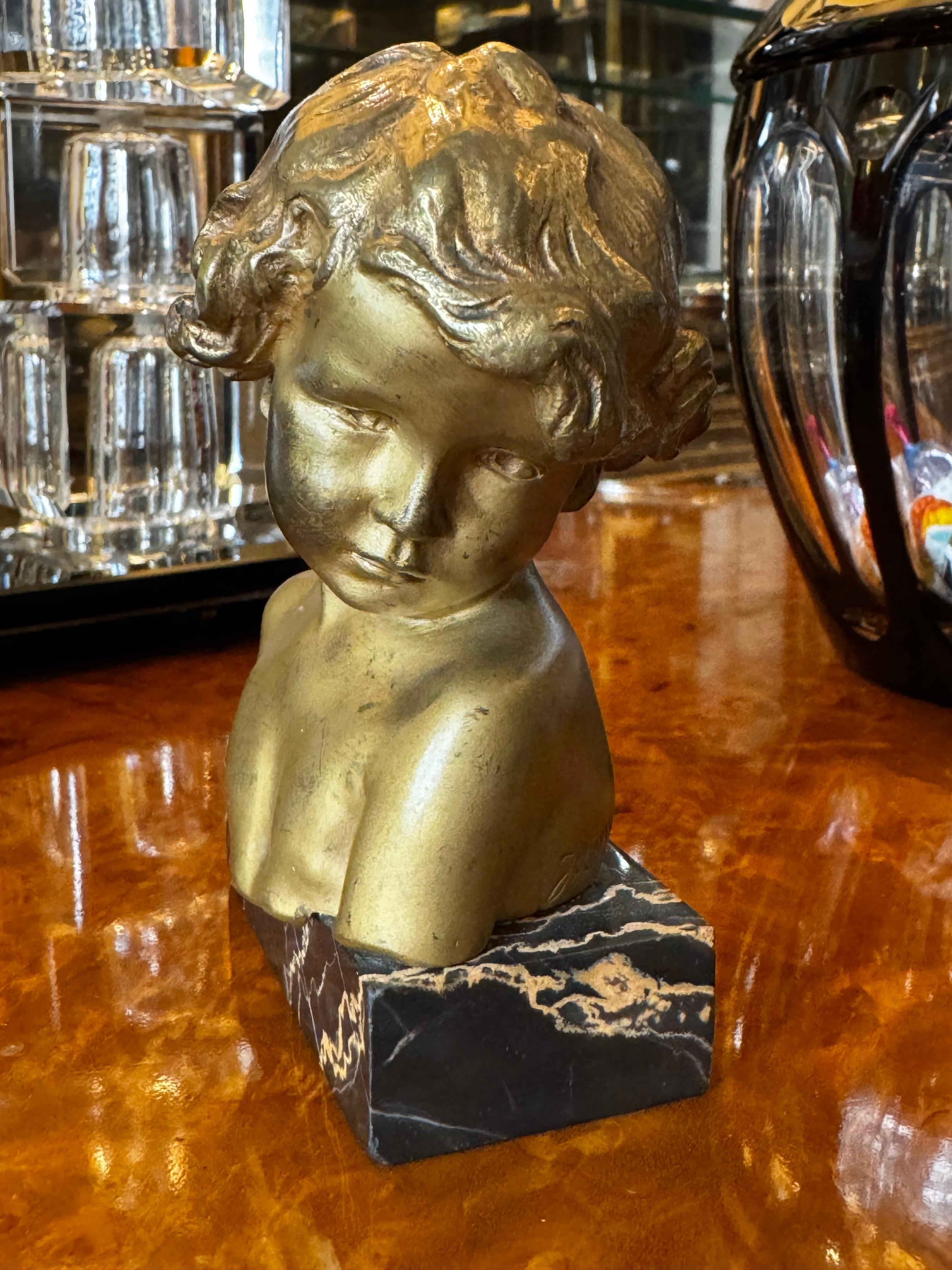 Busto in bronzo di una giovane ragazza di Jean Marie Camus, 1903, con base in marmo Portoro In condizioni buone in vendita a CABA, AR