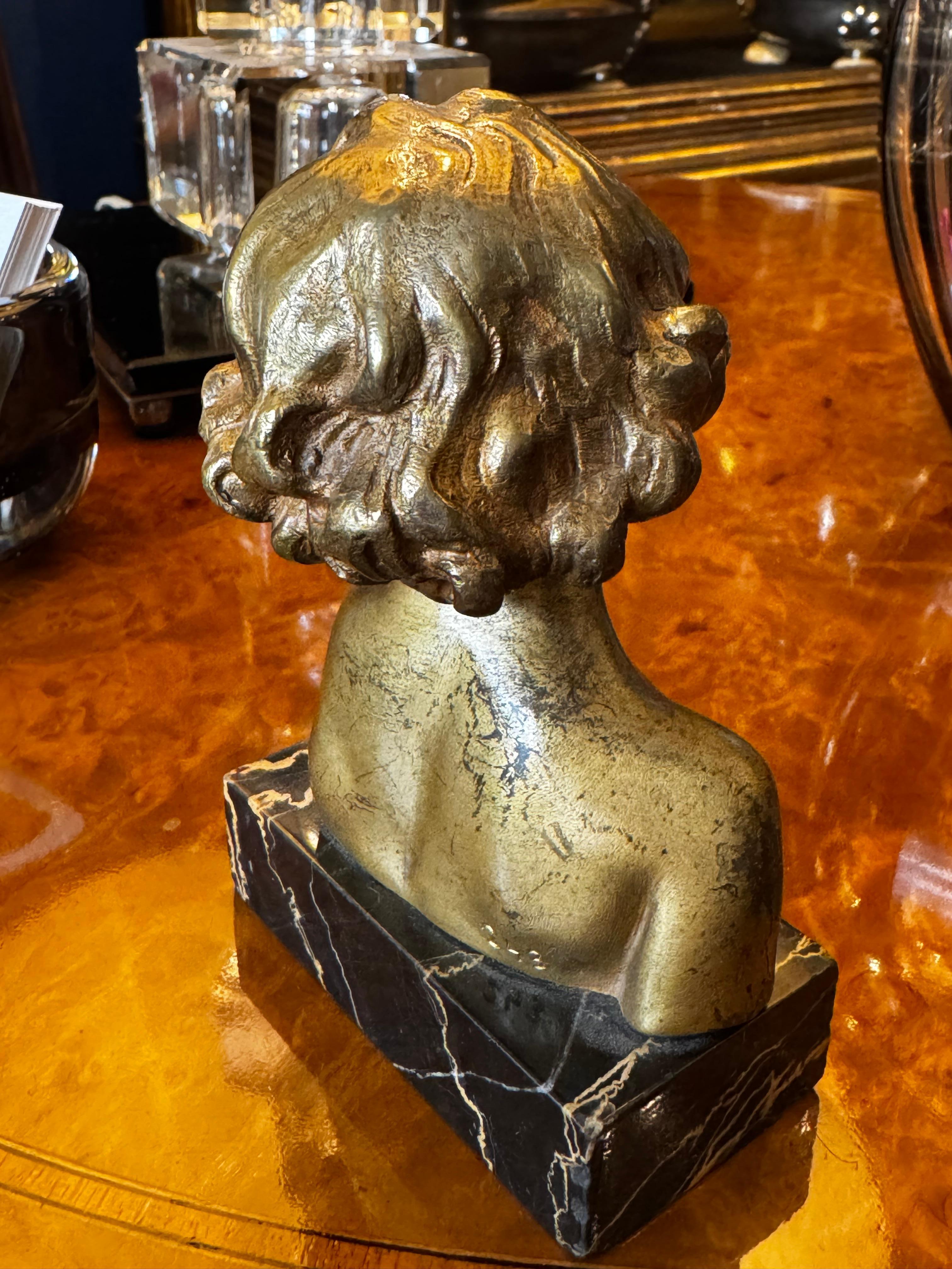 Bronzo Busto in bronzo di una giovane ragazza di Jean Marie Camus, 1903, con base in marmo Portoro in vendita