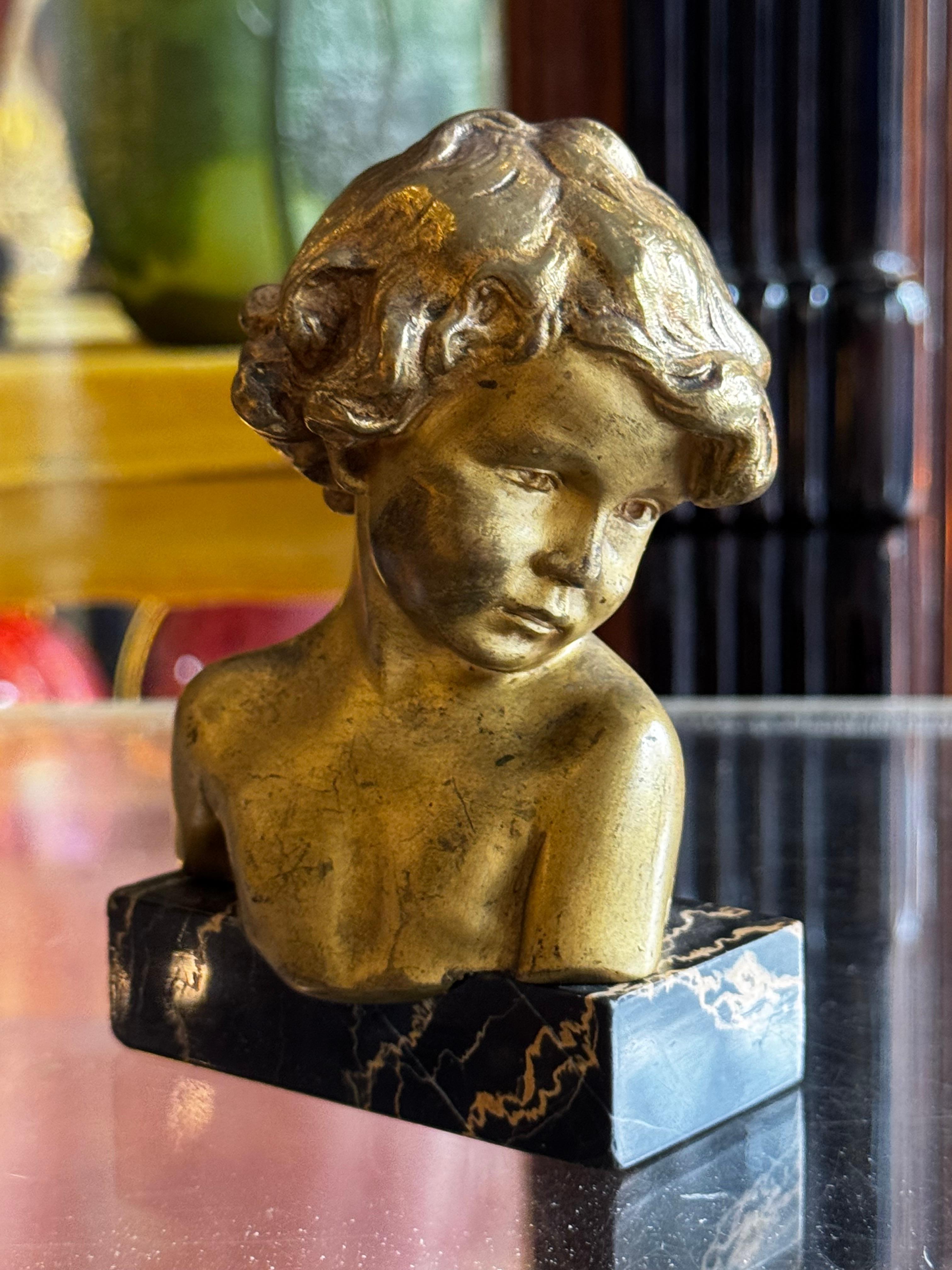 Busto in bronzo di una giovane ragazza di Jean Marie Camus, 1903, con base in marmo Portoro in vendita 2