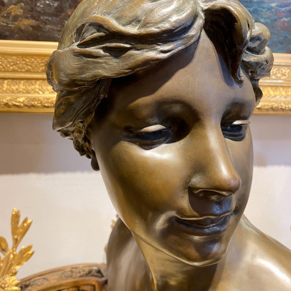 Wir präsentieren Ihnen diese schöne große patinierte Bronzeskulptur von 1900, die eine junge Frau darstellt und von Jules Blanchard (1833-1916) signiert ist. Die Gießereimarke befindet sich auf der Rückseite. Sie wurde von der Werkstatt Thibault et