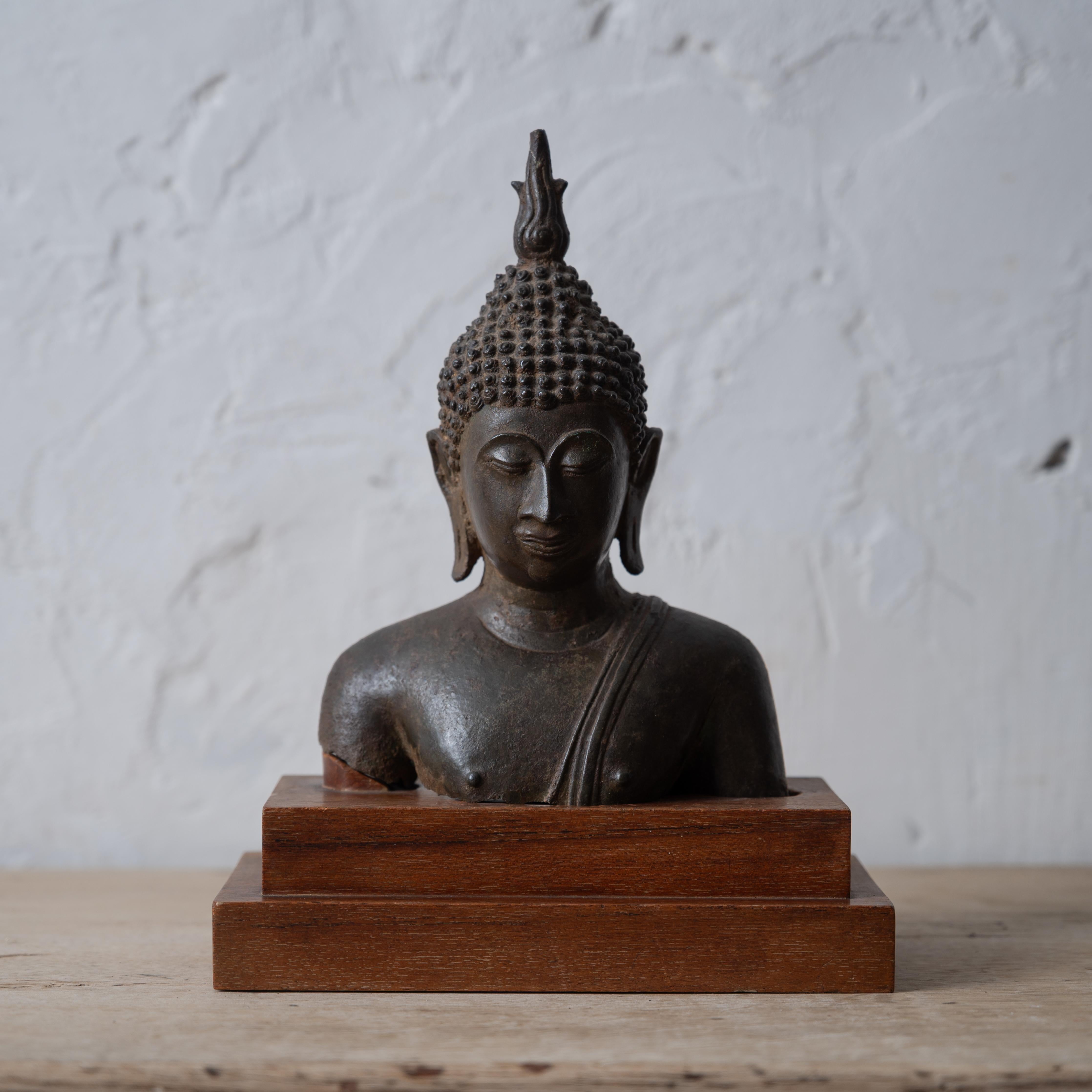 Southeast Asian Bronze Bust of Buddha, Sukhothai Style For Sale