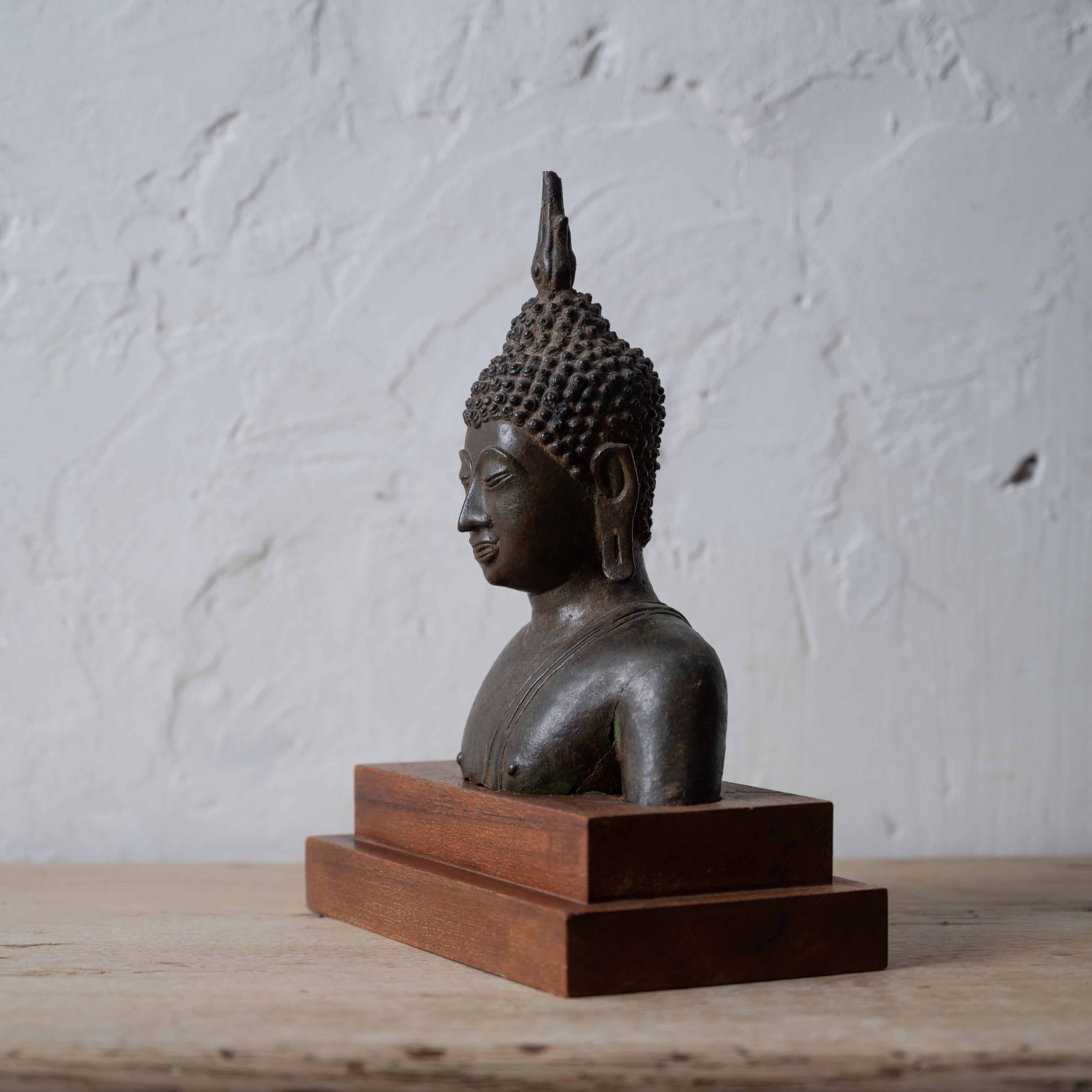 Bronze Bust of Buddha, Sukhothai Style In Good Condition For Sale In Savannah, GA