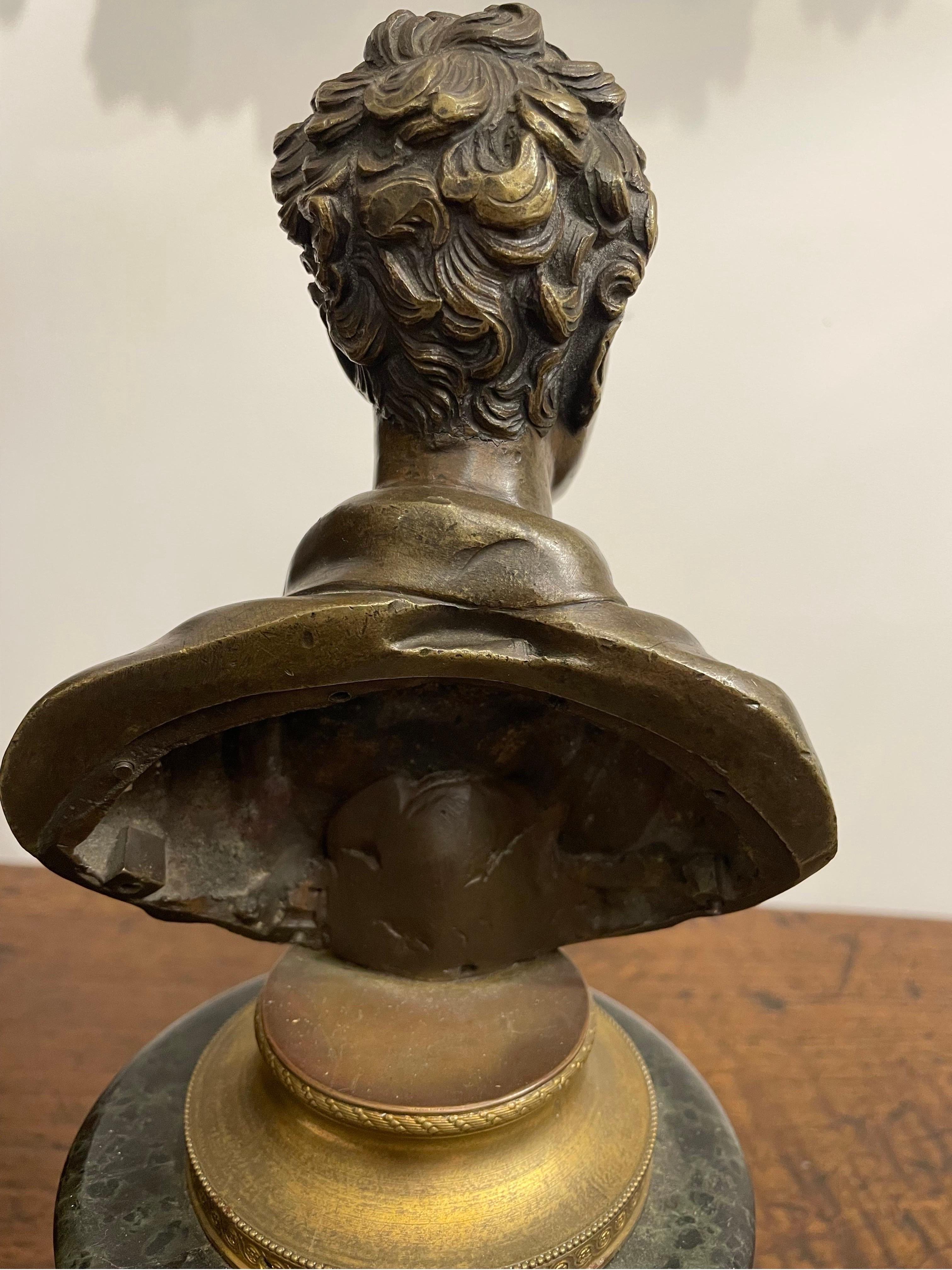Calco Busto in bronzo di Johan Joachim Winckelmann su piedistallo in marmo verde XX secolo in vendita