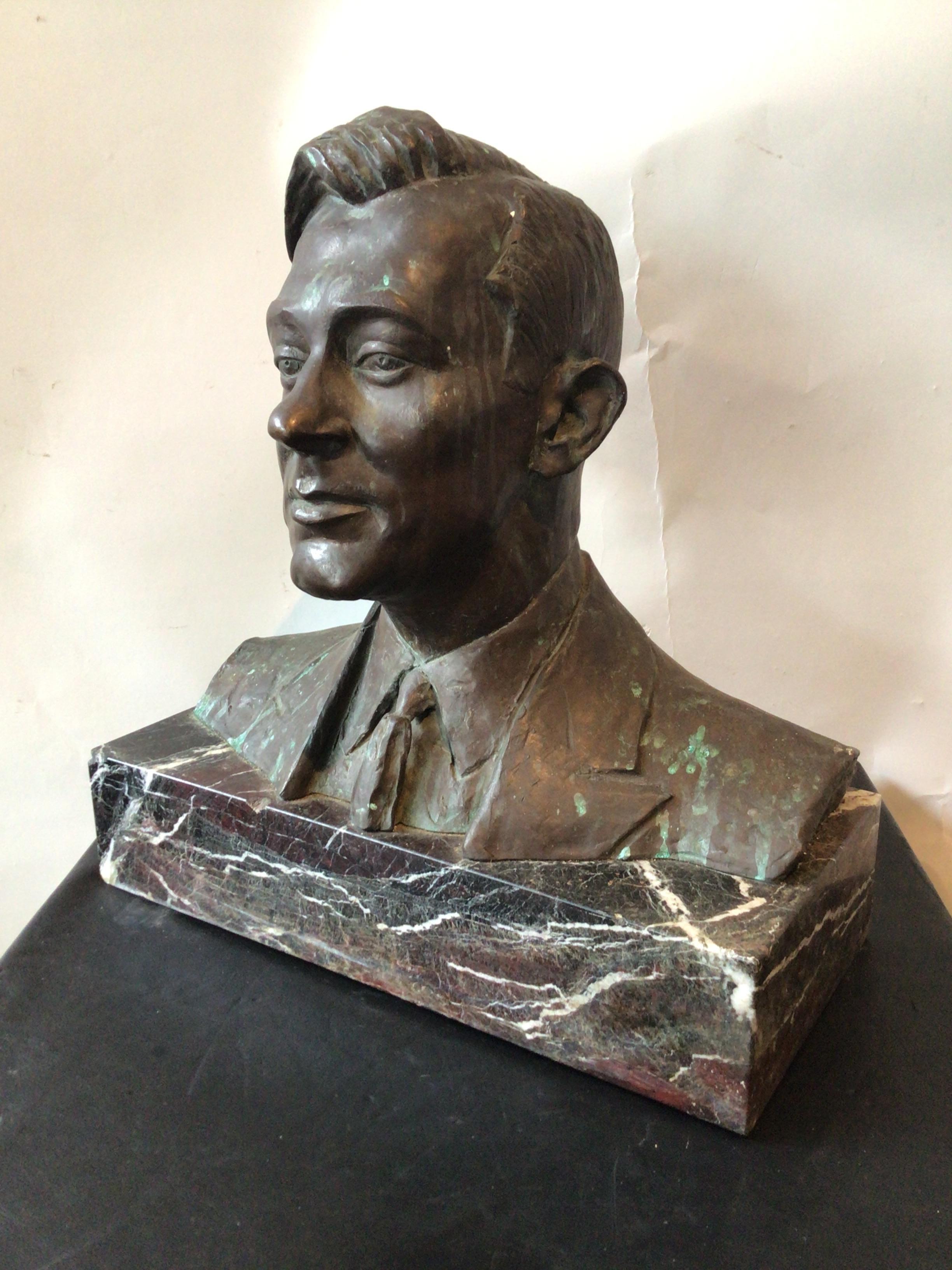 Bronze-Büste eines Mannes auf Marmorsockel, signiert vom Künstler (Mitte des 20. Jahrhunderts) im Angebot