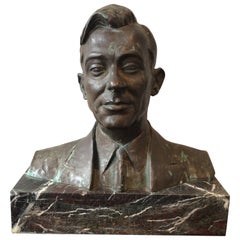 Busto de bronce de hombre sobre base de mármol firmado por el artista