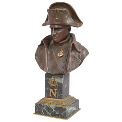 Buste en bronze de Napoléon portant sa médaille, monté sur un double socle en marbre, 1910