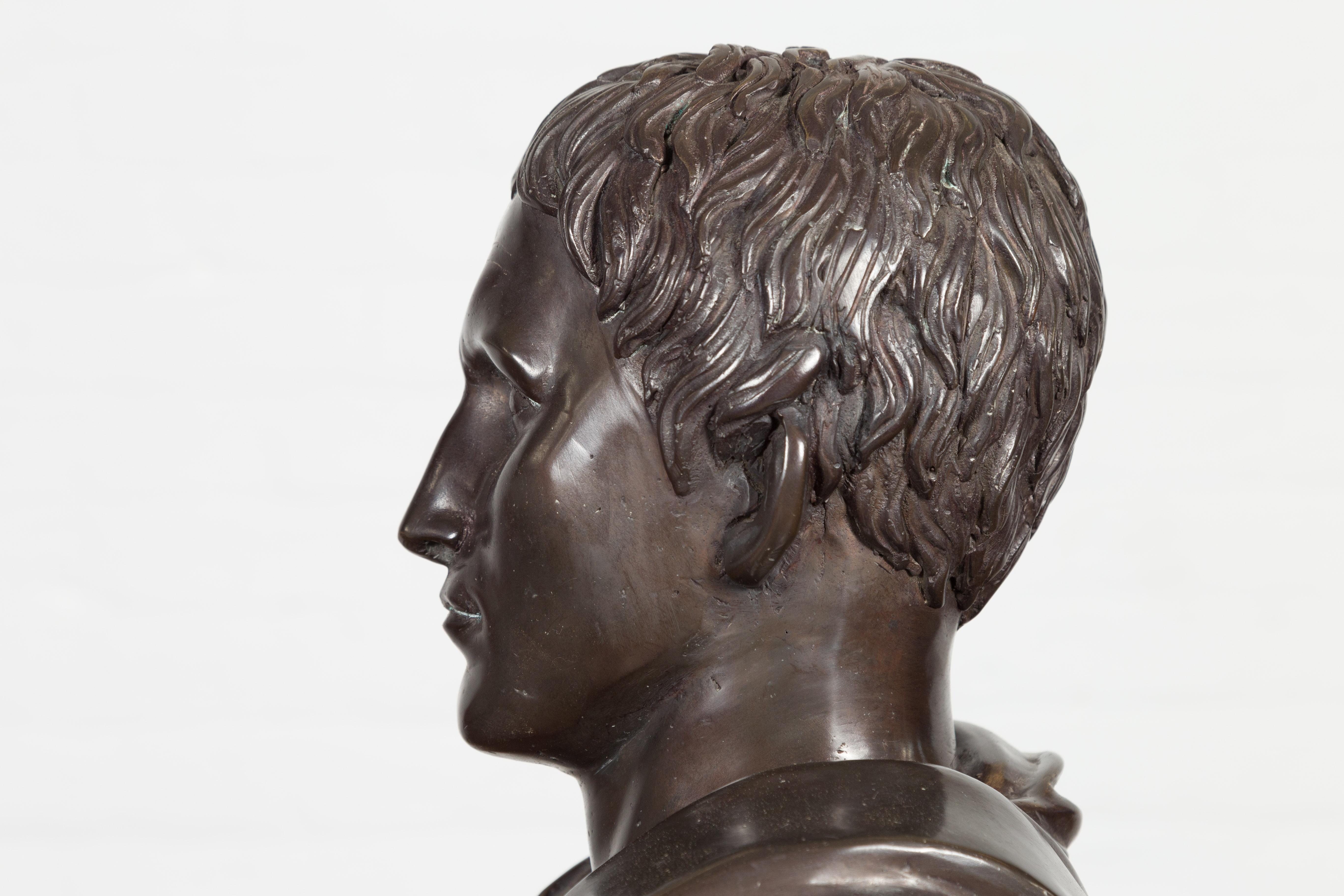 Buste en bronze de l'empereur romain César Auguste en patine sombre en vente 10