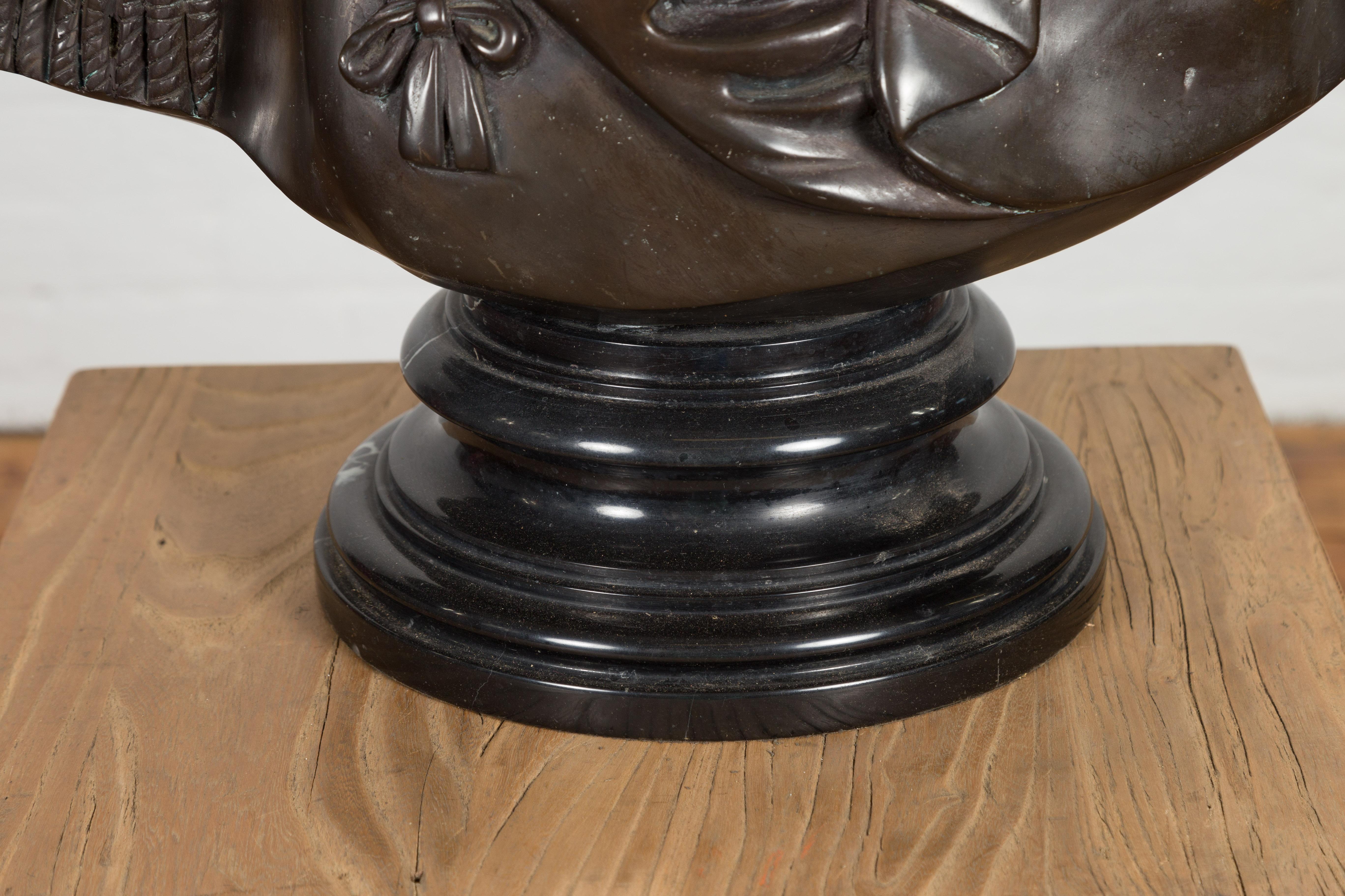 Bronze Buste en bronze de l'empereur romain César Auguste en patine sombre en vente