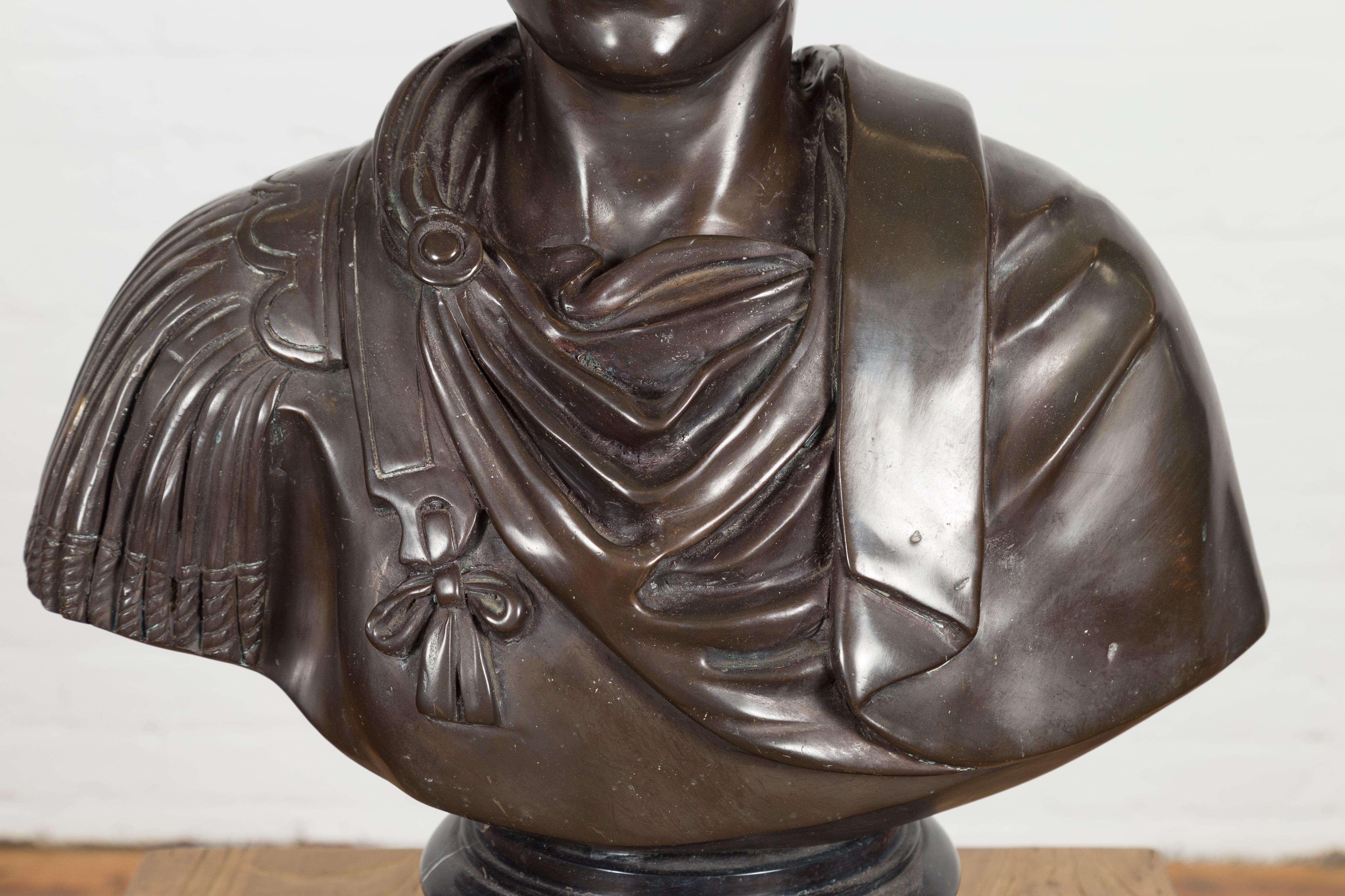 Buste en bronze de l'empereur romain César Auguste en patine sombre en vente 3