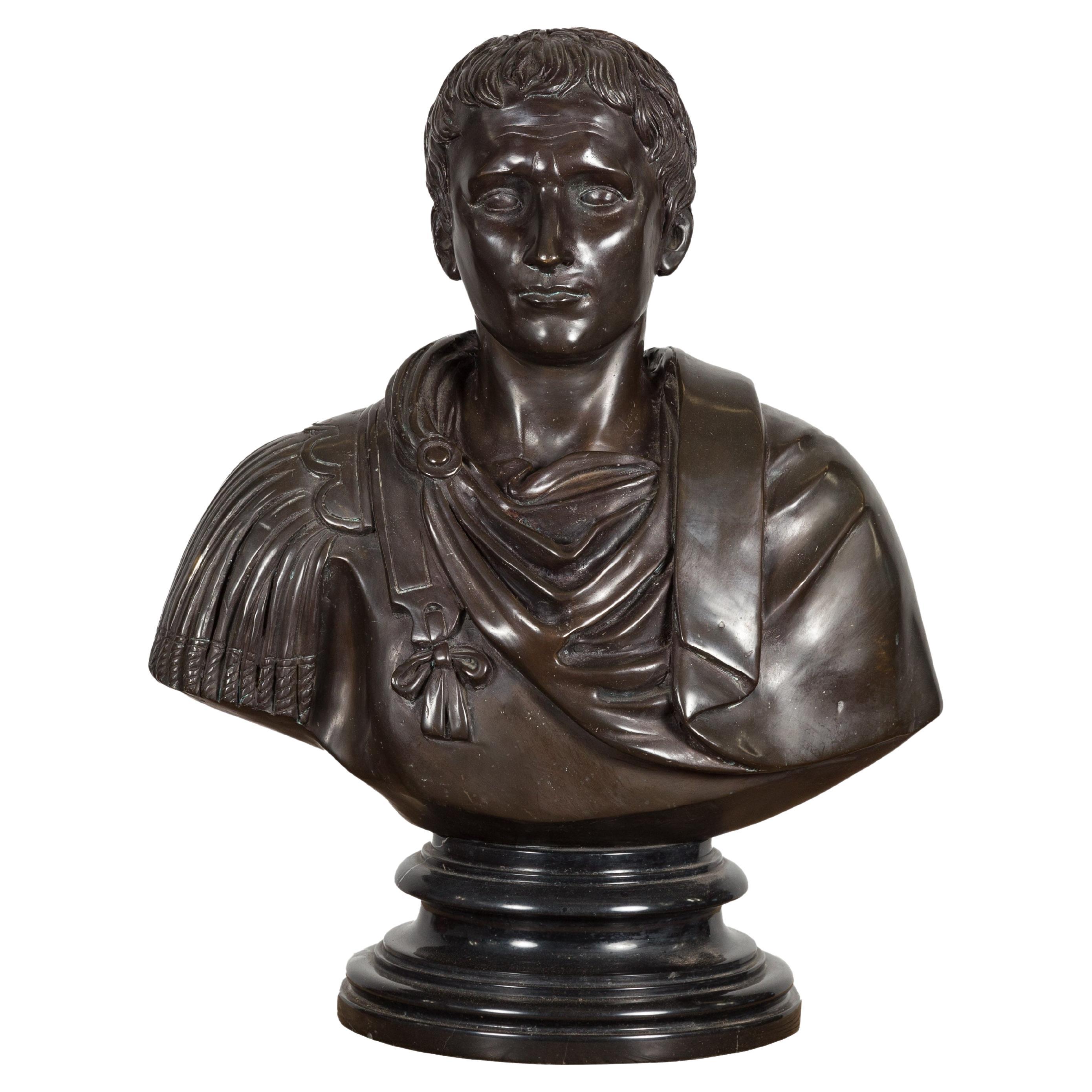 Buste en bronze de l'empereur romain César Auguste en patine sombre