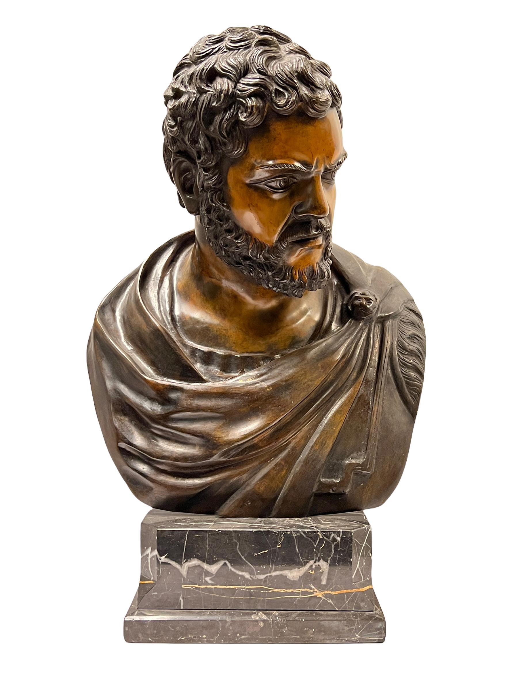 grand et impressionnant buste en bronze italien du milieu du siècle dernier représentant un empereur romain sur une base en marbre.