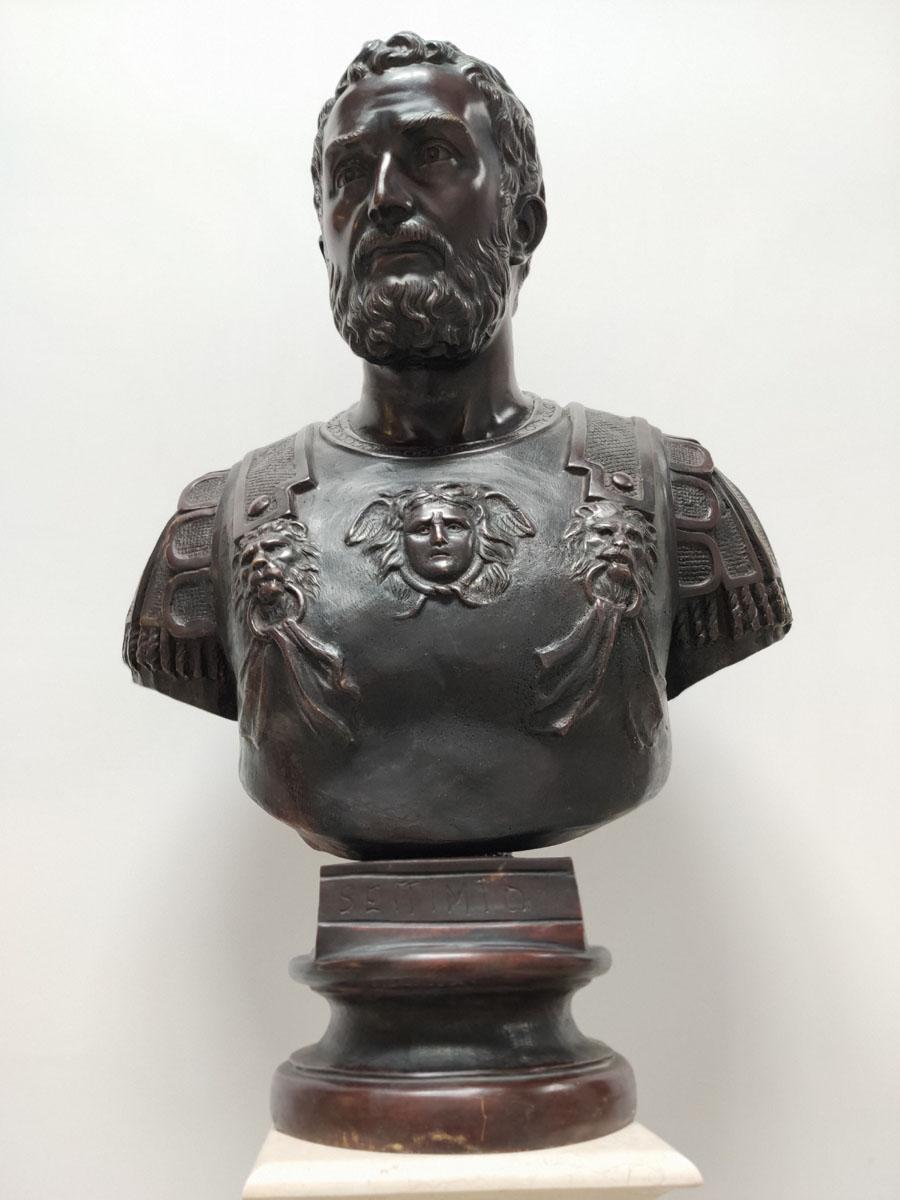 Stately (almost a meter high),
very effective and beautifully chiseled bronze,
showing the bust of the Roman emperor Septimius Severus (193-211 CE)
in richly ornamented imperial legionary armor.
A gorgeous, realistic portrait.
A modern replica