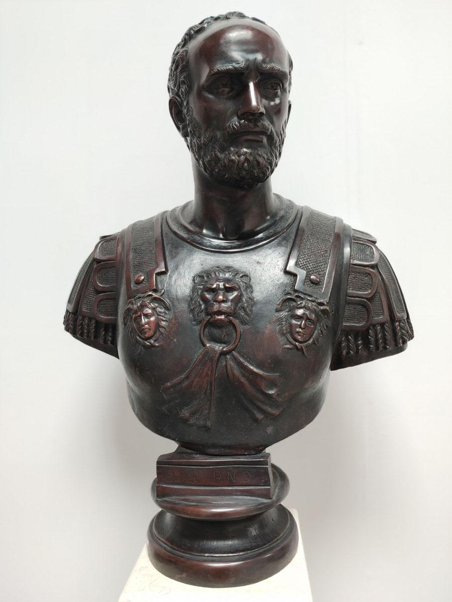 Large (almost a meter high),
very effective and beautifully ciselure bronze,
depicting a bust of the Roman Emperor Hadrian (117-138 CE)
in richly ornamented imperial legionary armor.
A gorgeous, realistic portrait.
A contemporary replica of an