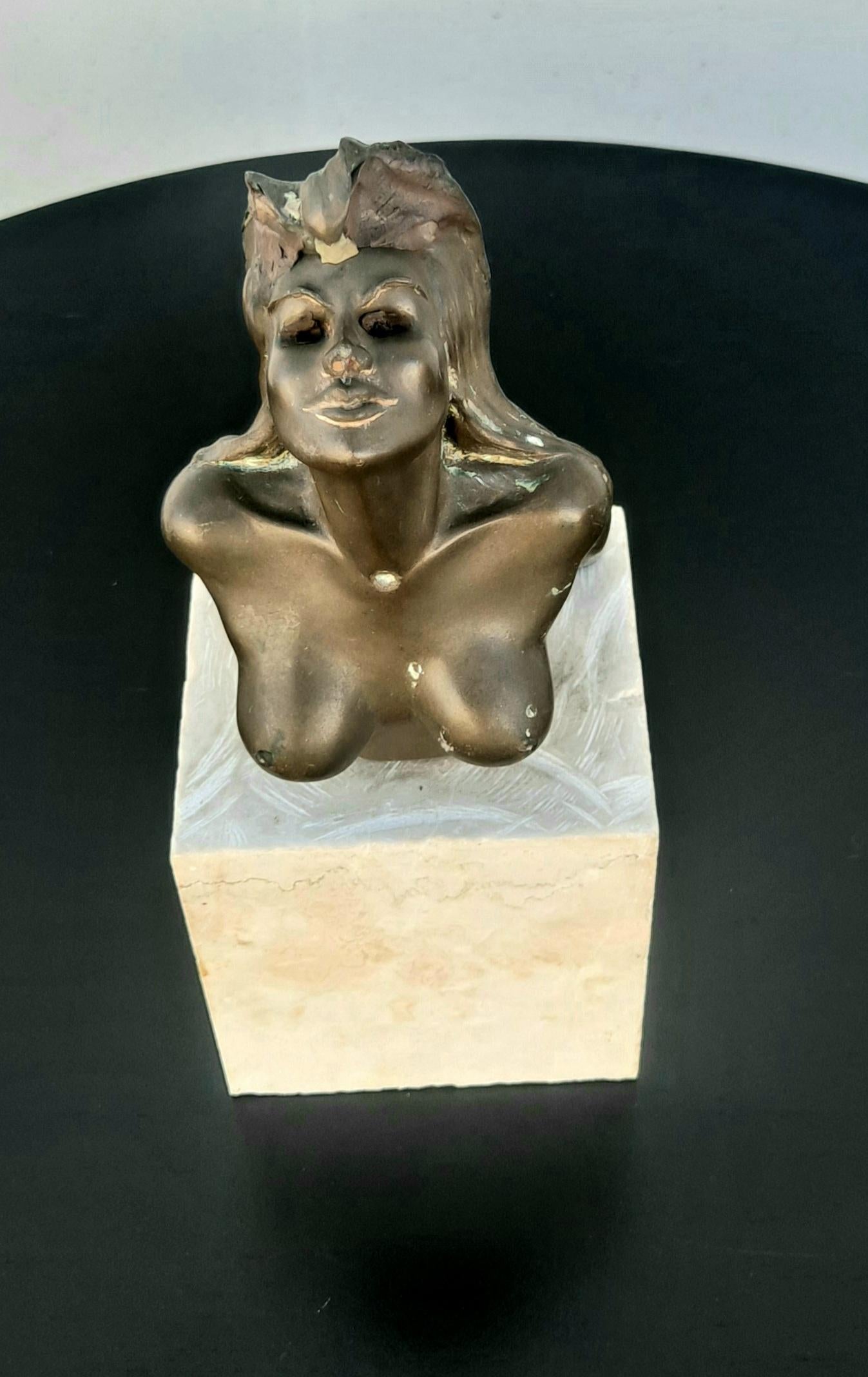 La scultura è composta da due parti.
