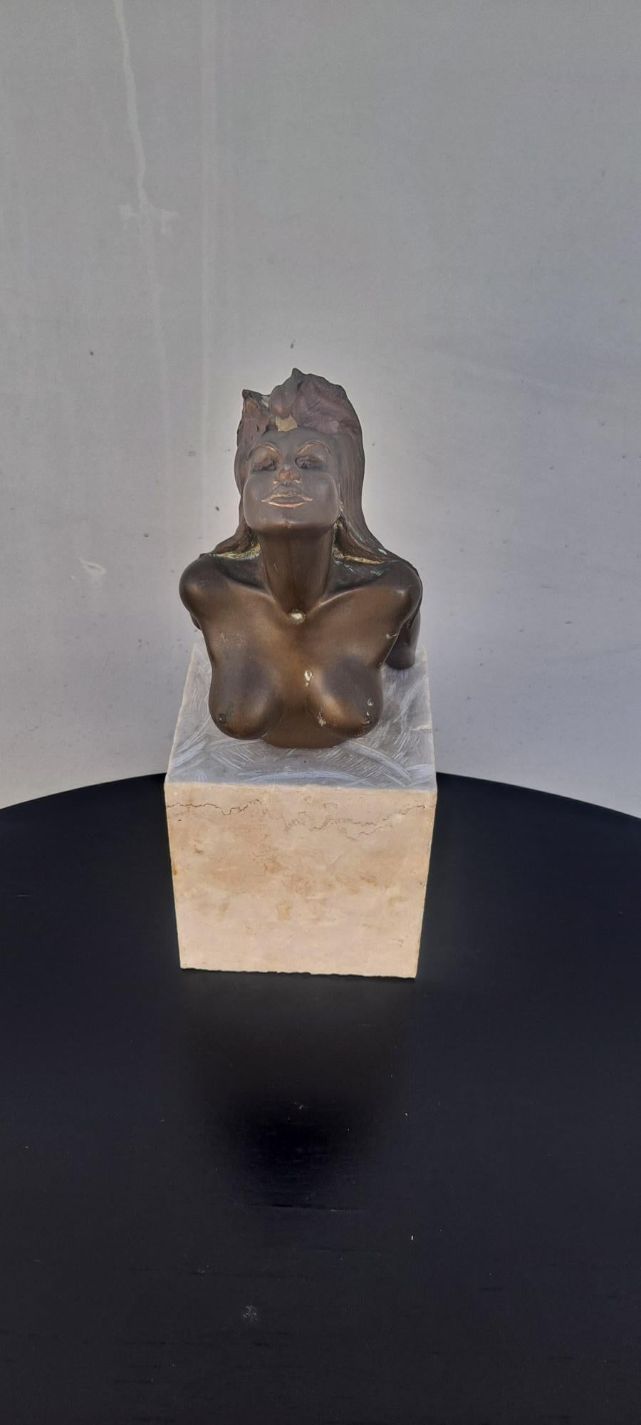 Bronze Bust of the Women For Sale 1