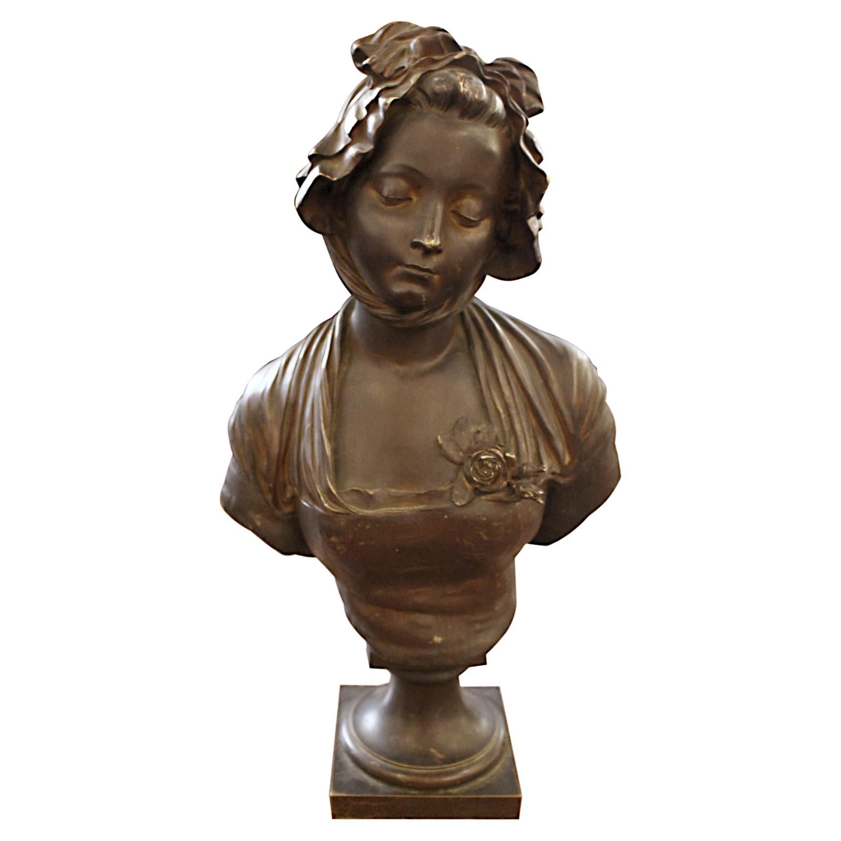 Buste en bronze d'une femme avec un bonnet, signé E. Laurent