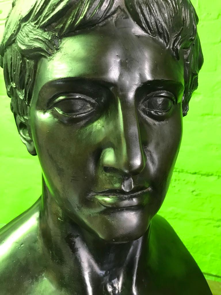Busto in bronzo del giovane Cesare in vendita 11