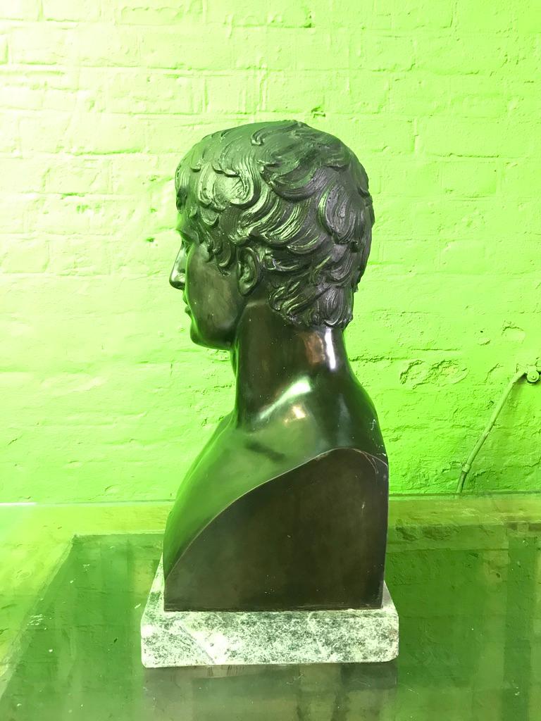 XX secolo Busto in bronzo del giovane Cesare in vendita