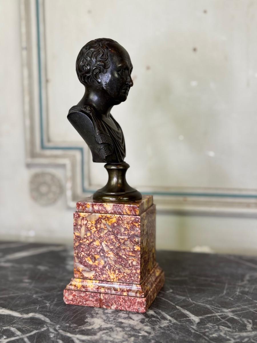 Bronze bust on a brocatelle marble pedestal, 18th century en vente 5