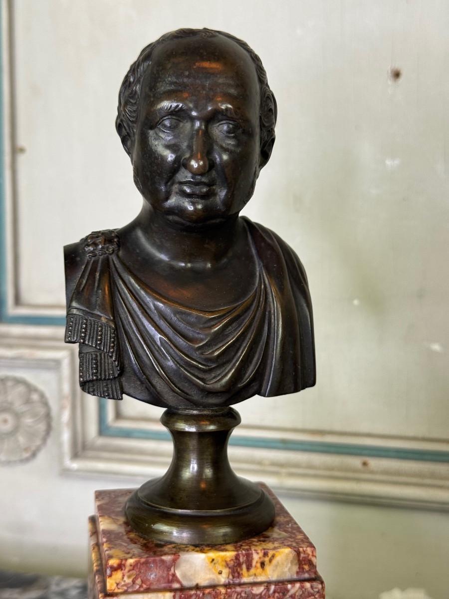 Bronze bust on a brocatelle marble pedestal, 18th century en vente 6