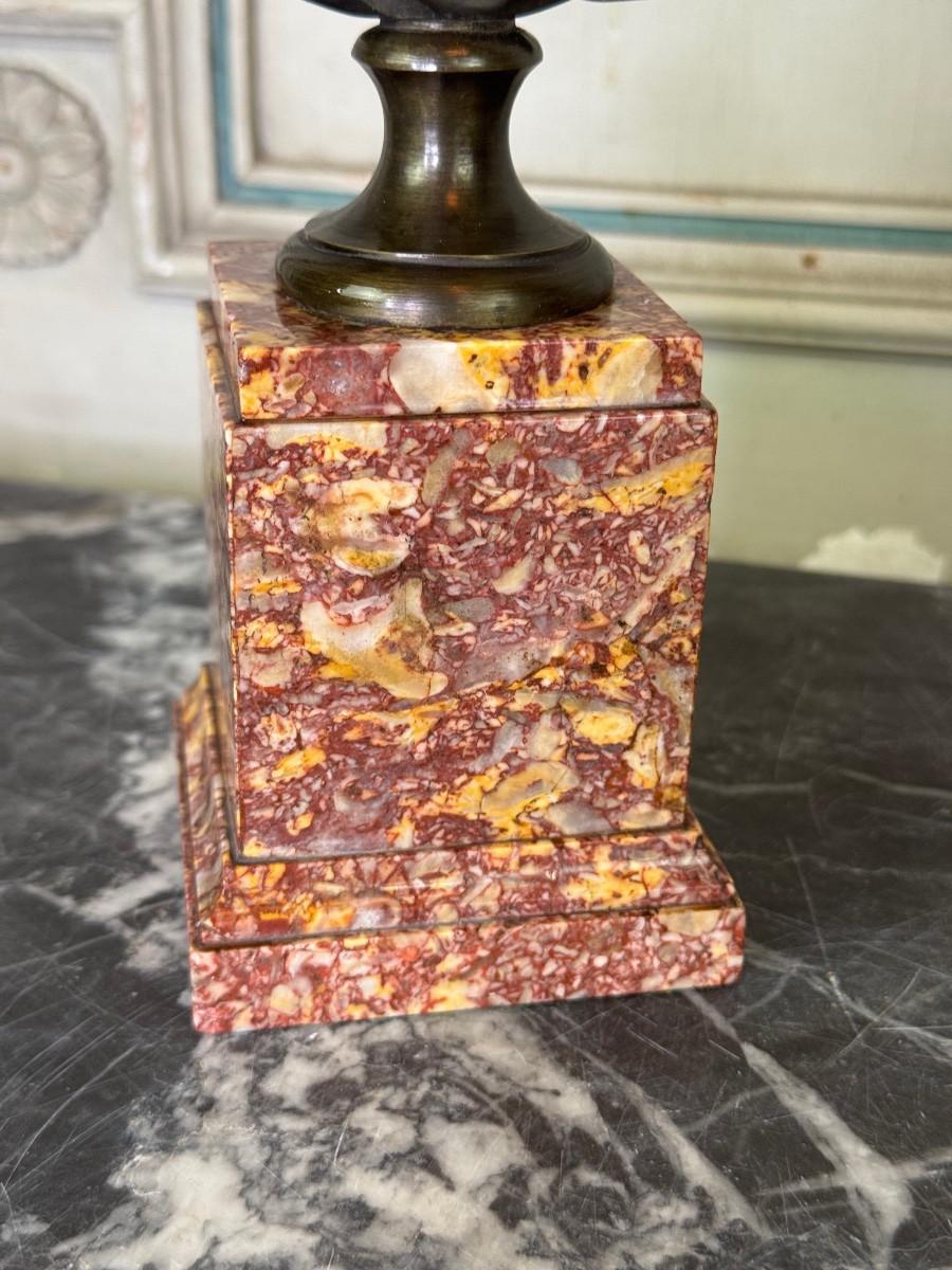 Bronze bust on a brocatelle marble pedestal, 18th century en vente 7