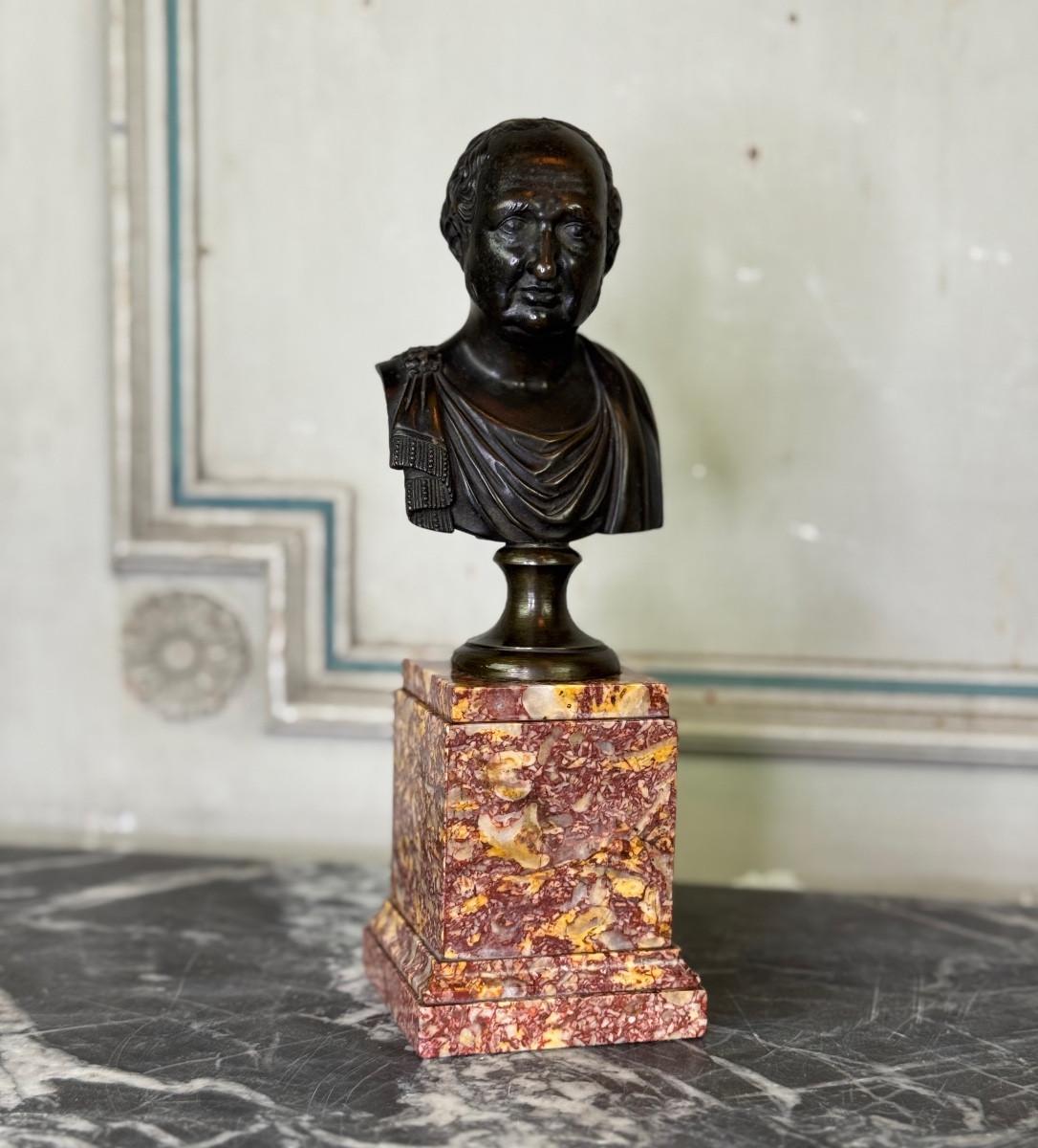 Bronze bust on a brocatelle marble pedestal, 18th century en vente 8