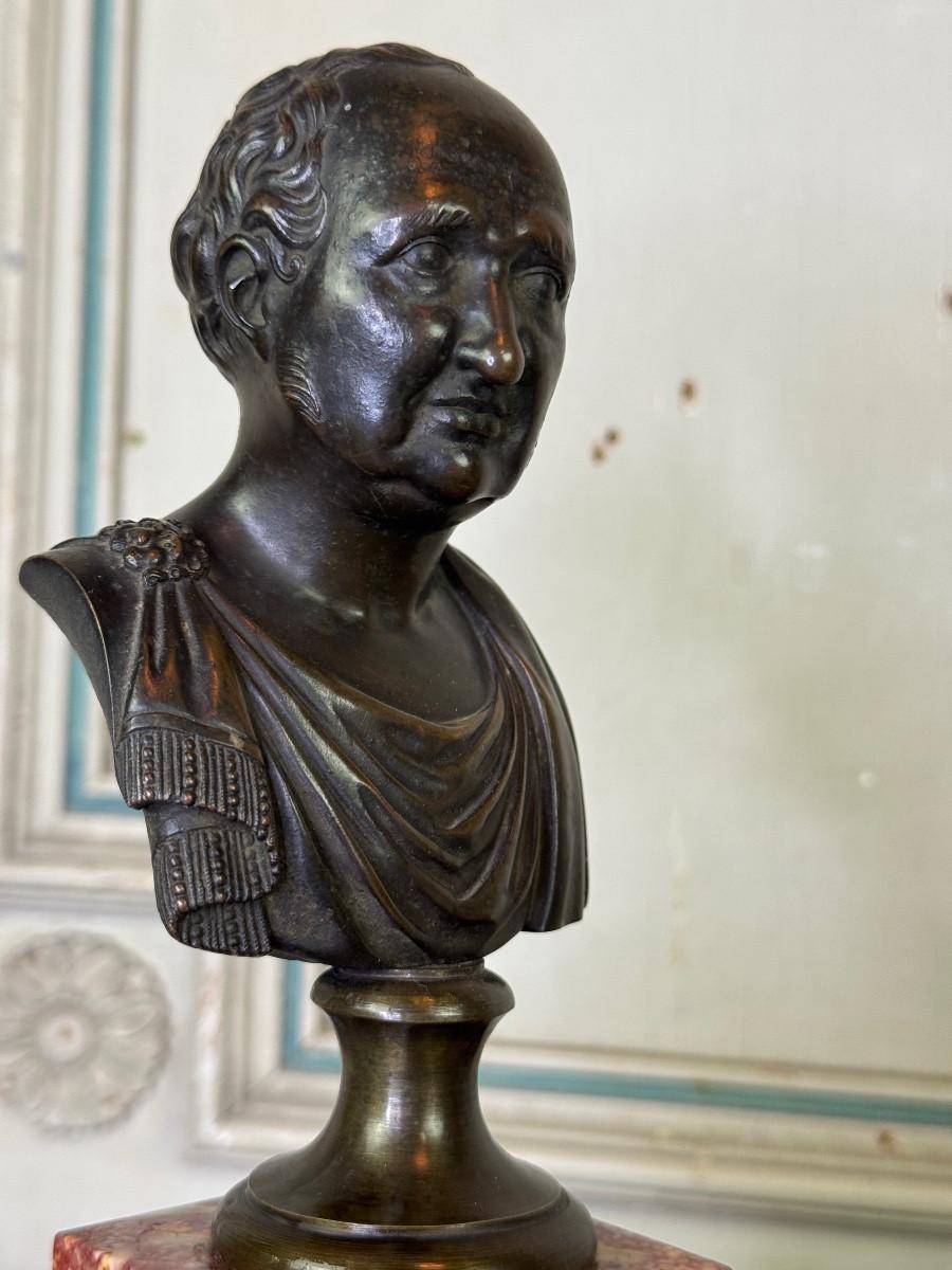 Français Bronze bust on a brocatelle marble pedestal, 18th century en vente