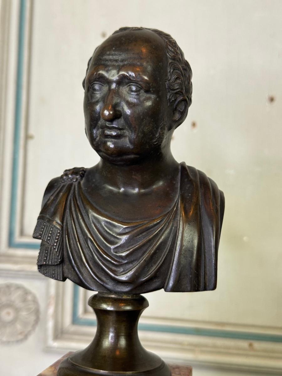 Bronze bust on a brocatelle marble pedestal, 18th century Excellent état - En vente à Honnelles, WHT