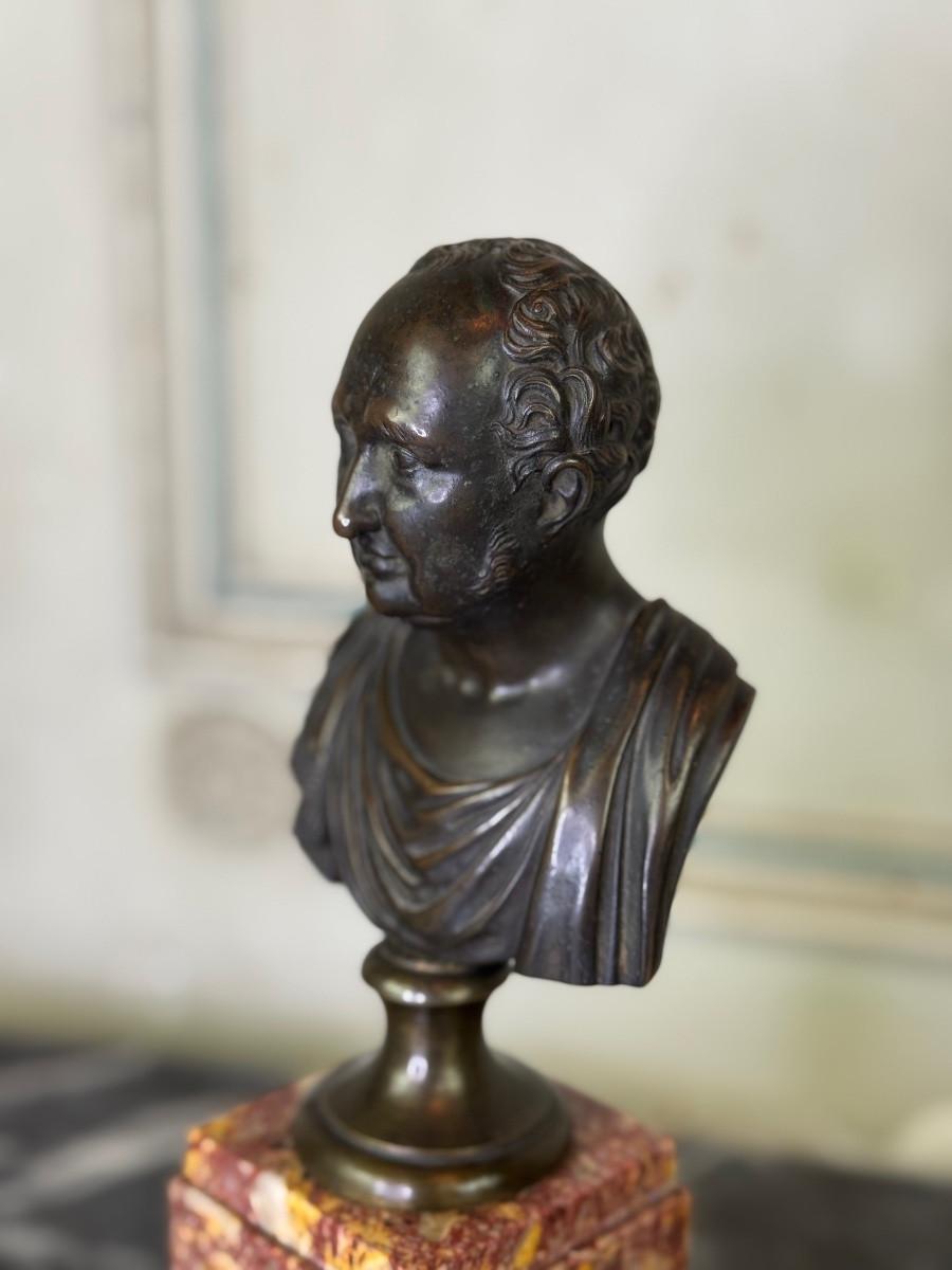 Bronze bust on a brocatelle marble pedestal, 18th century en vente 1