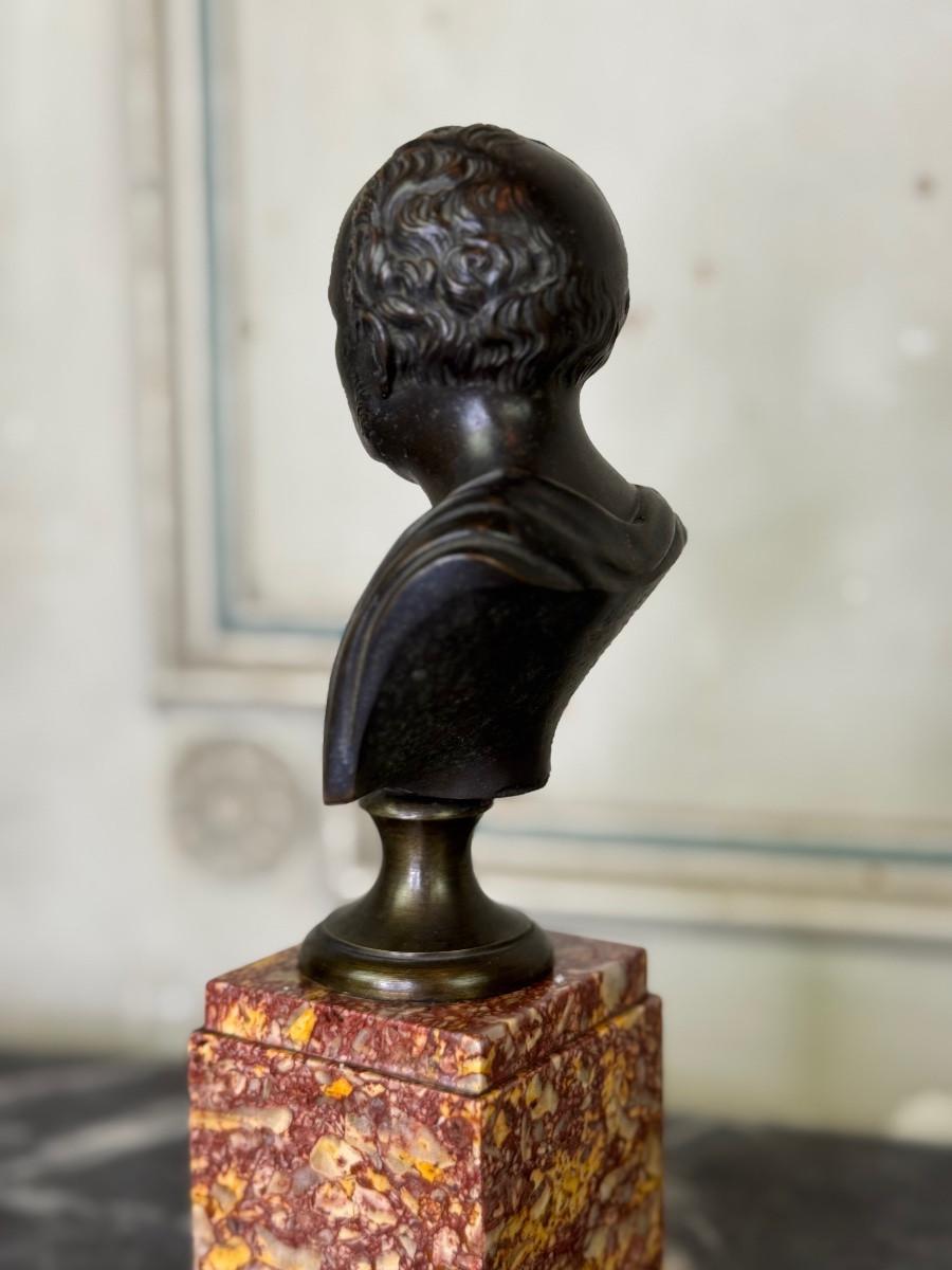 Bronze bust on a brocatelle marble pedestal, 18th century en vente 2