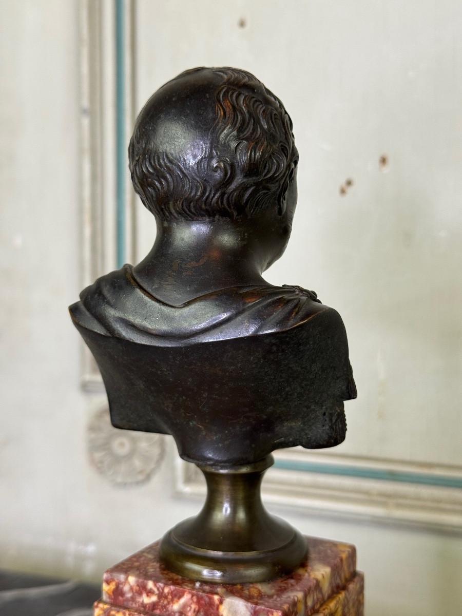Bronze bust on a brocatelle marble pedestal, 18th century en vente 3