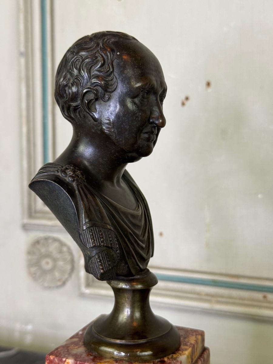 Bronze bust on a brocatelle marble pedestal, 18th century en vente 4