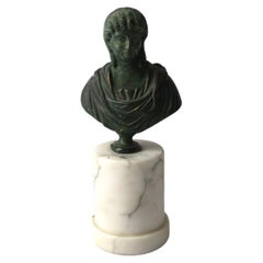 Busto de bronce sobre base de mármol