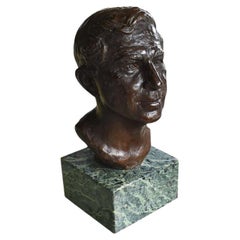 Sculpture de buste en bronze attribuée Will Rogers sur socle en pierre verte de Leonard McMurry