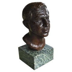 Scultura con busto in bronzo Att. Will Rogers su base di Greene & Greene Stone di Leonard McMurry