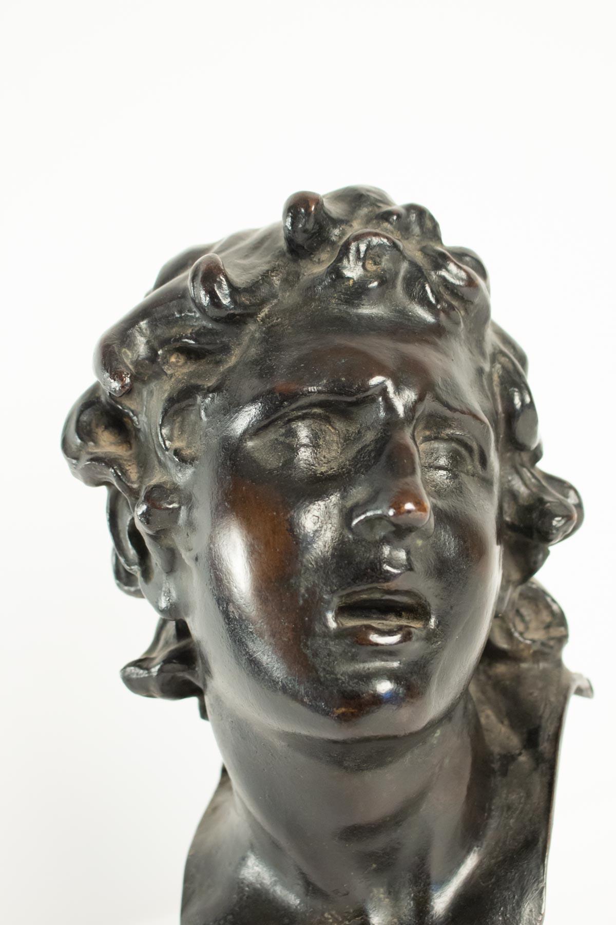 Bronze bust with a base of sea green marble, 19th century. Period neoclassical. 
Measures: H 39cm, L 19cm, P 20cm.
 