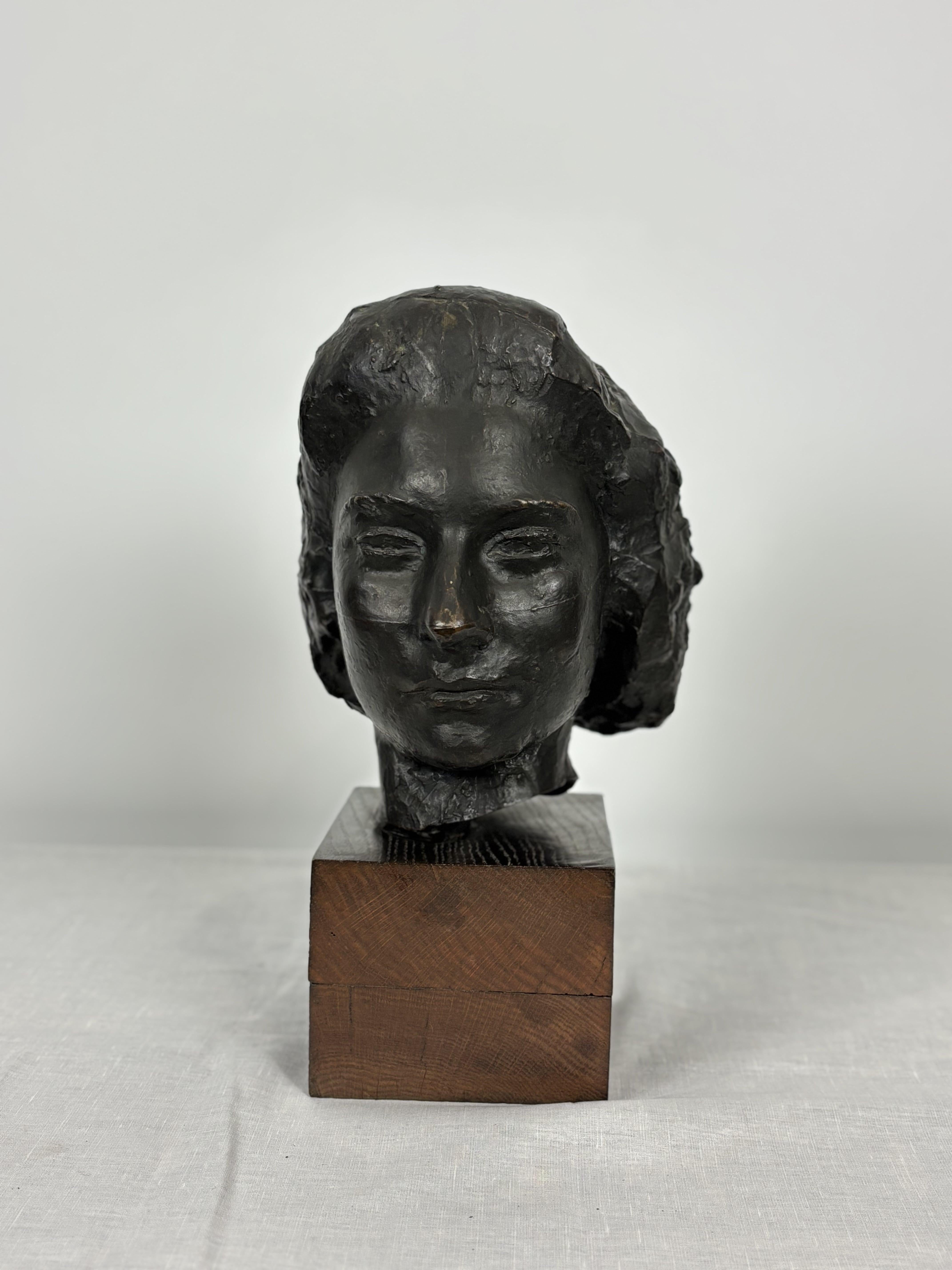 Beautiful2000 bronze bust with brown patina representing a woman, with expressive modeling reminiscent of the great sculptors of the 20th century. 
Mounted on a wooden base. 
20th century. 
Weight: 4.075 kg