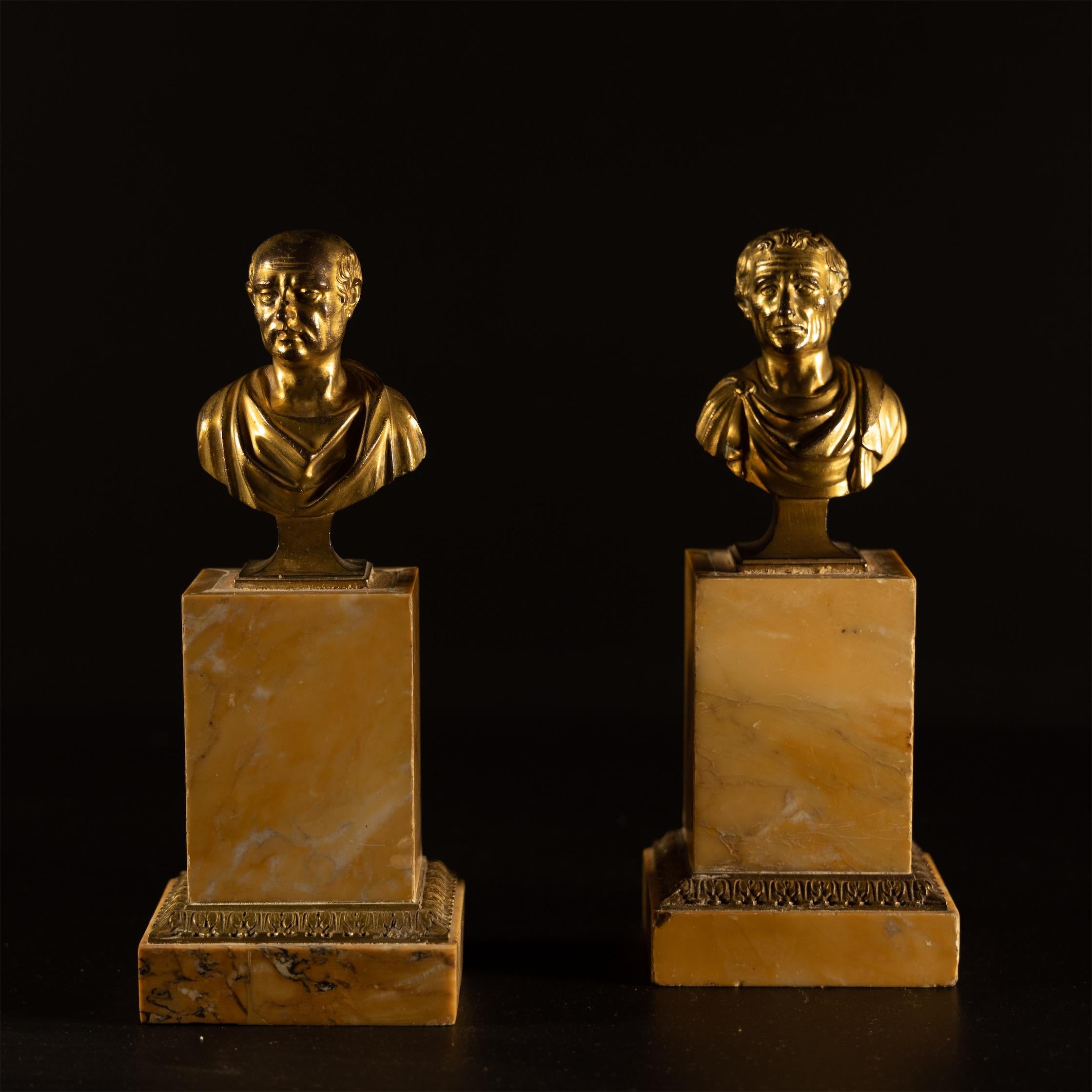 Paire de petits bustes en bronze patiné à l'or de deux philosophes antiques sur des socles en marbre de Sienne (ajoutés, 2e moitié du XIXe siècle).