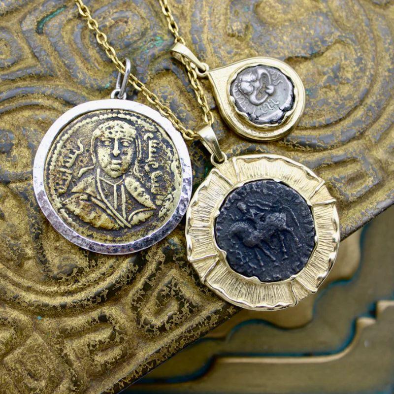 Pendentif pièce de monnaie byzantine en bronze et monture en or blanc 14K Unisexe en vente