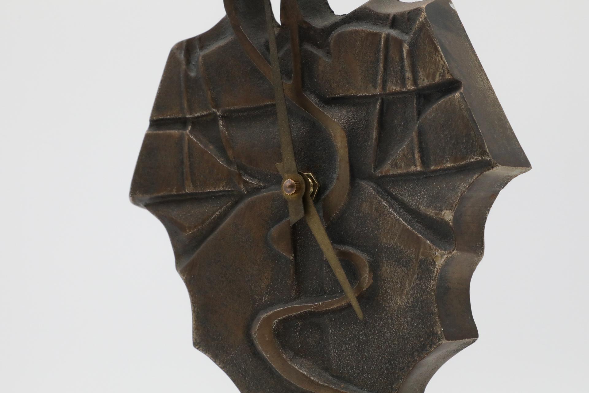 Bronze Caduceus-förmige Hängeuhr auf hölzernem Stand, Frankreich, 1950er Jahre im Angebot 4
